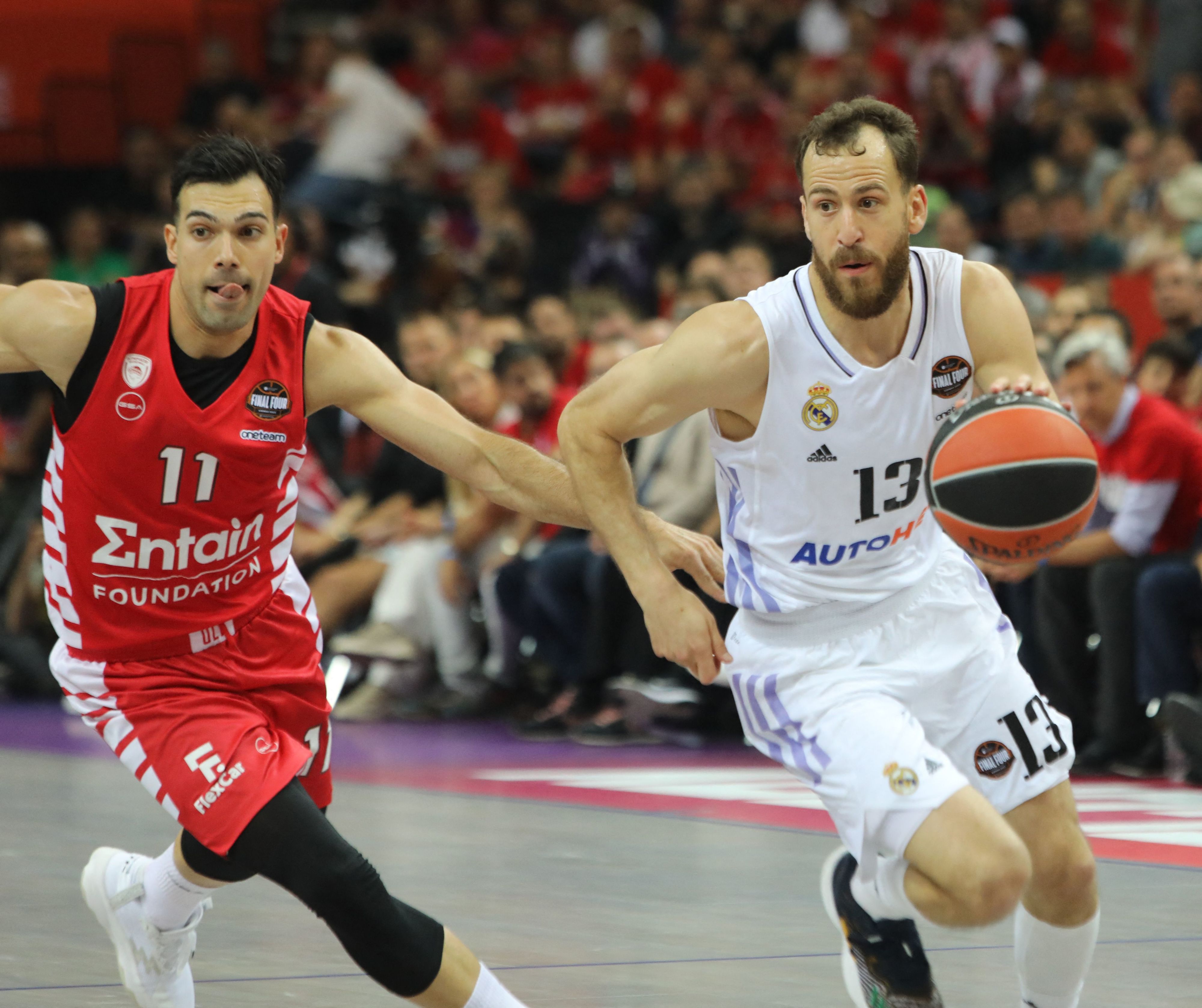 שחקן ריאל מדריד סחריו רודריגס מול שחקן אולימפיאקוס קוסטאס סלוקאס