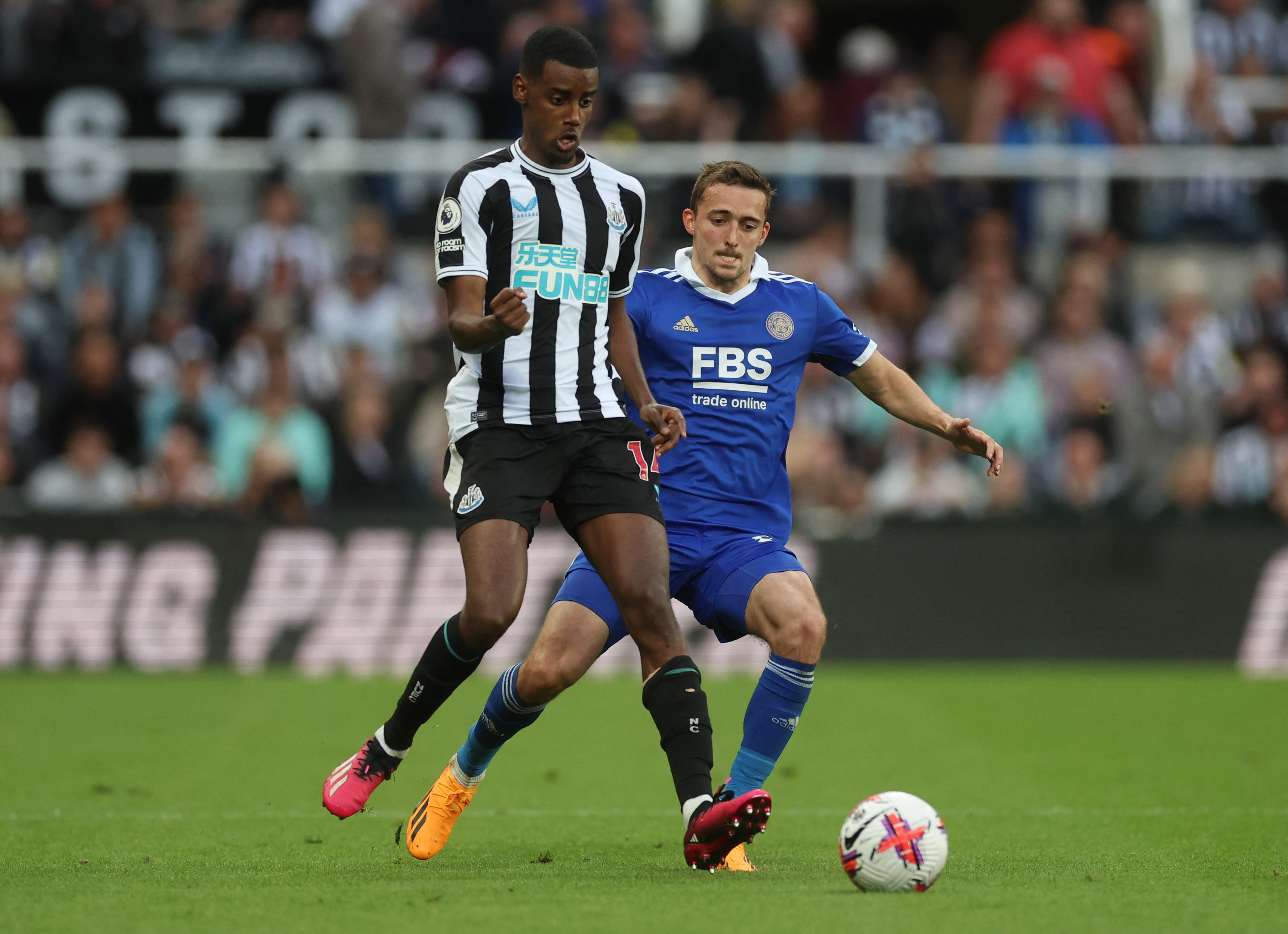 שחקן לסטר סיטי טימותי קסטאן מול שחקן ניוקאסל אלכסנדר איסק