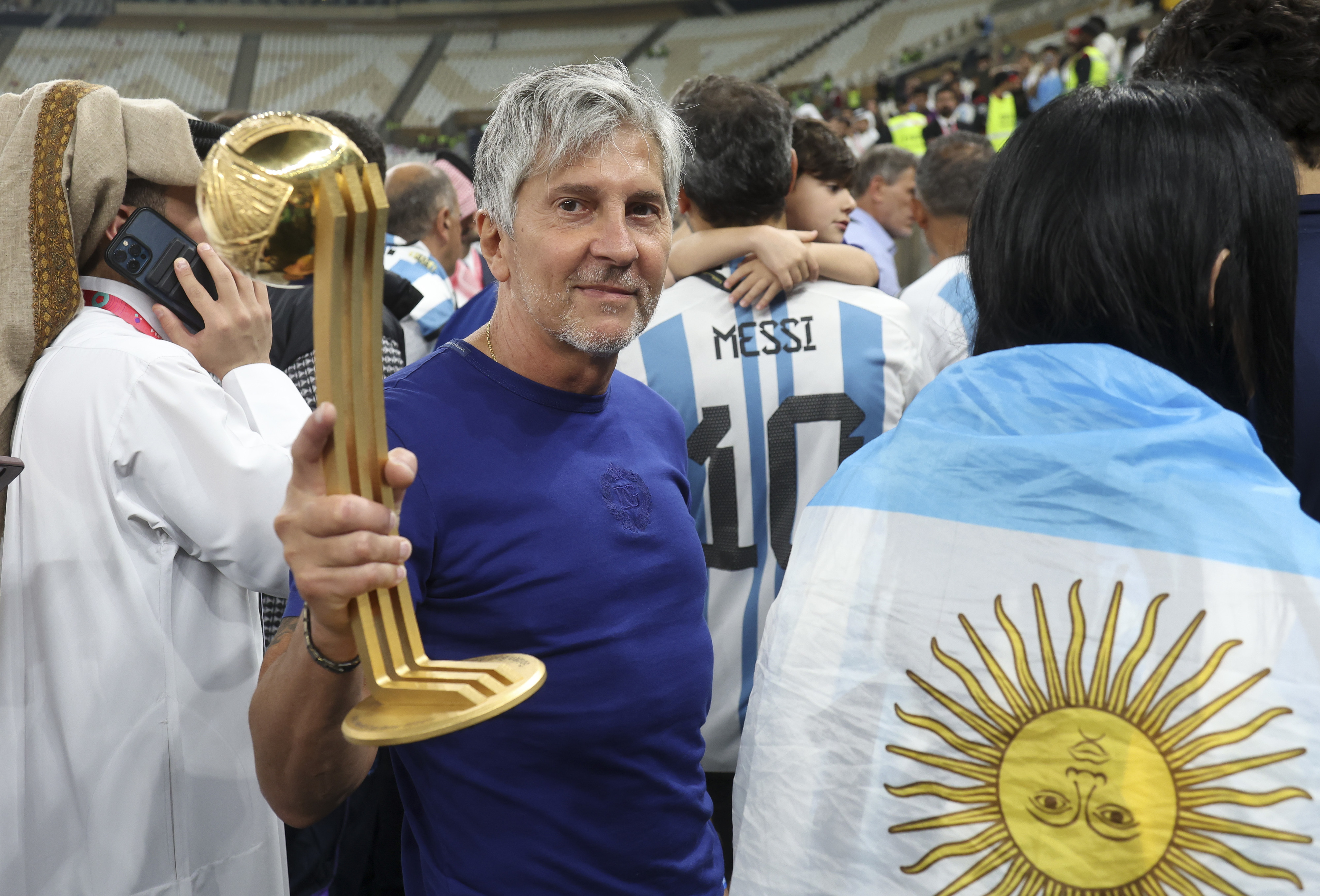 חורחה מסי אביו של ליאונל מסי עם גביע העולם