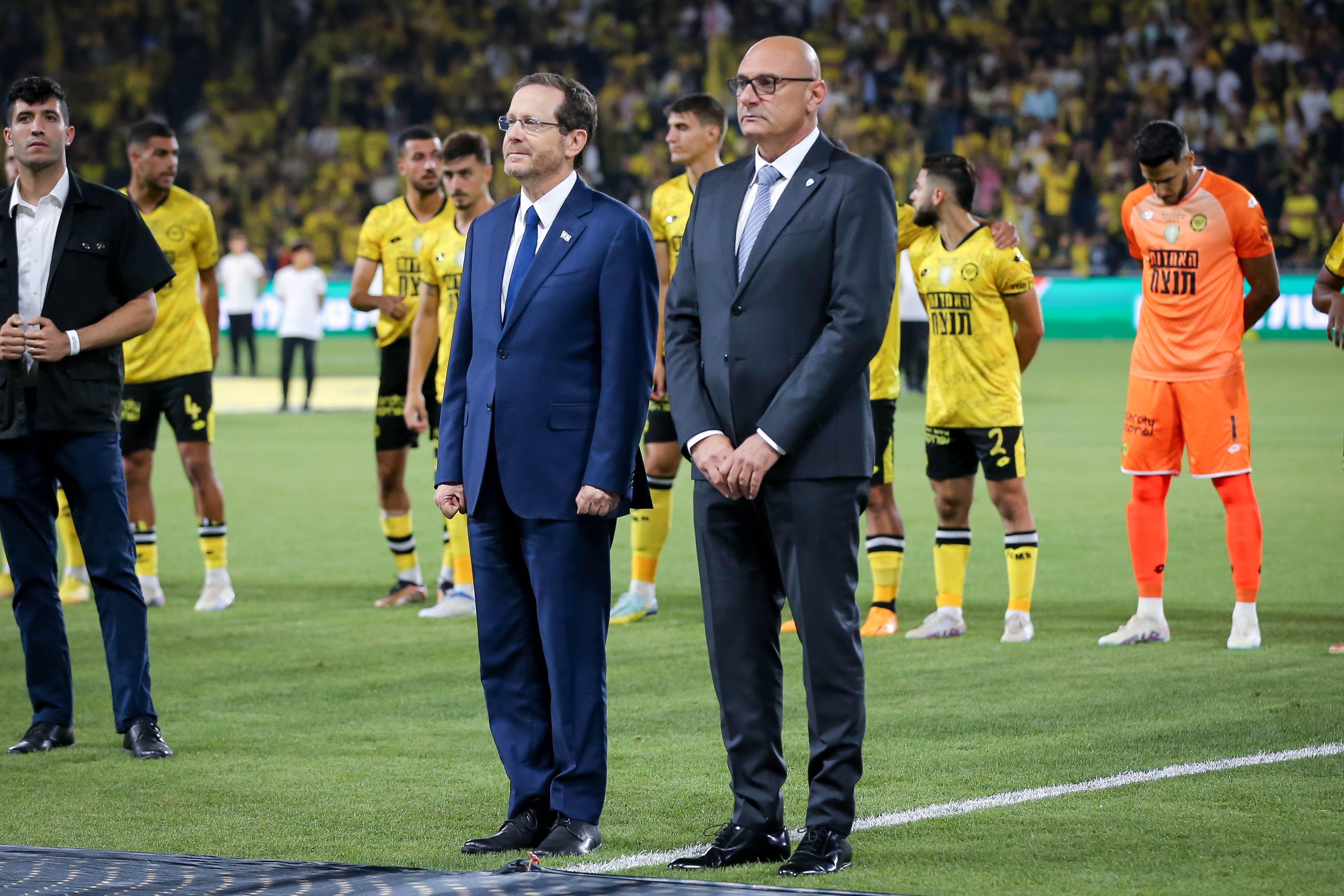 נשיא המדינה יצחק הרצוג עם יו"ר ההתאחדות לכדורגל שינו זוארץ