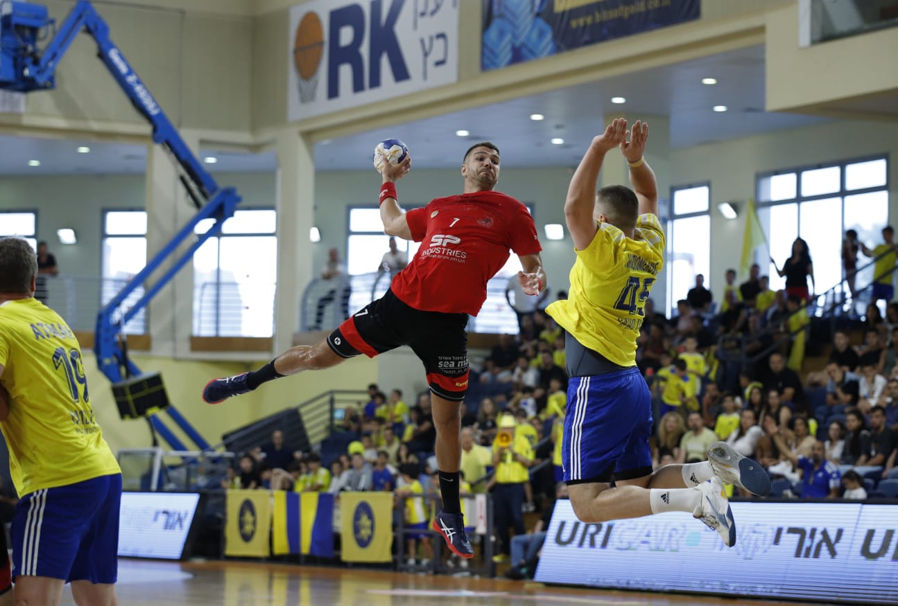 אלכסנדר באביץ' הפועל אשדוד לצד גאפר חדזימרוביץ' מכבי ראשון לציון