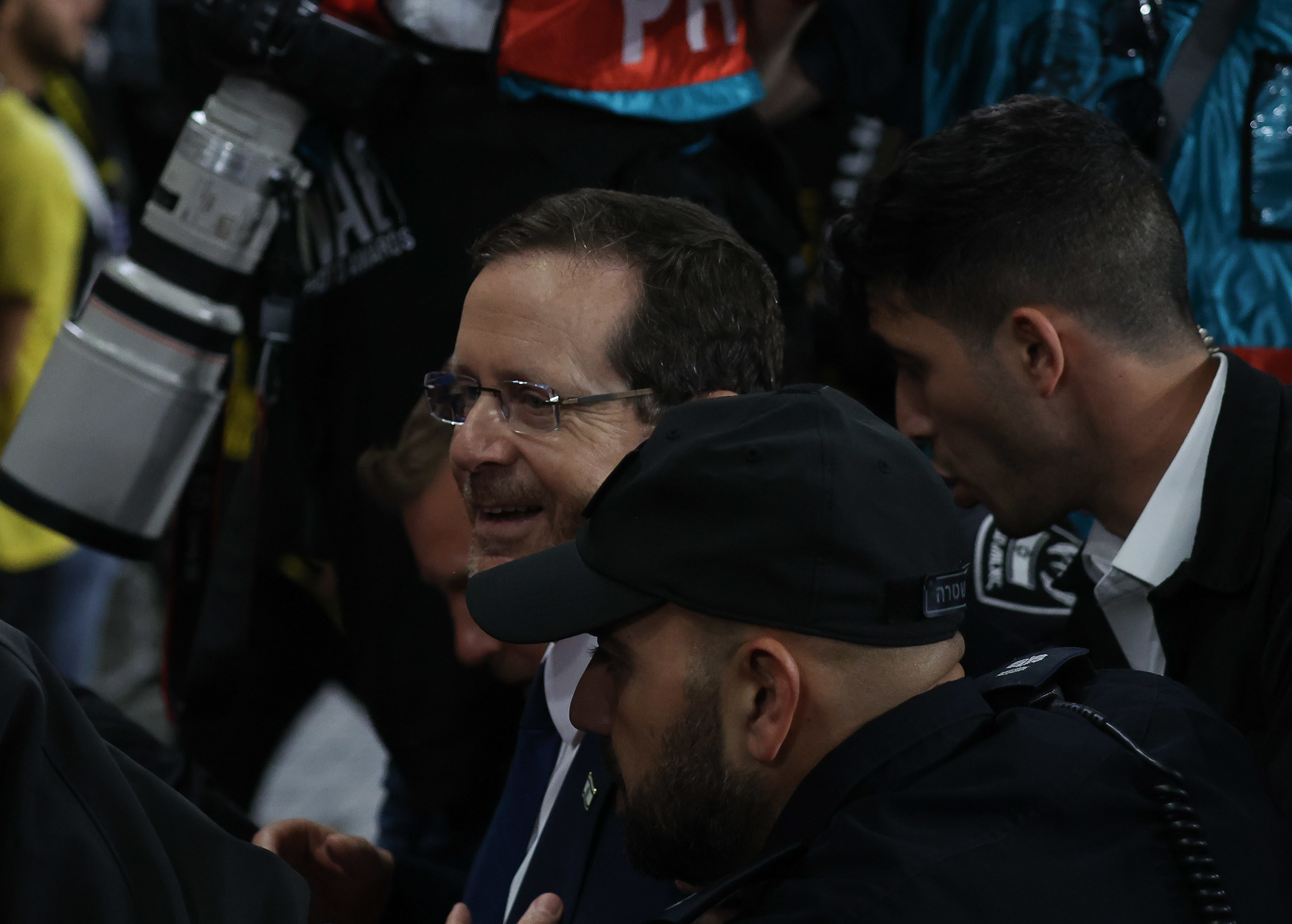 בוז'י הרצוג הנשיא מפונה אחרי המשחק של בית