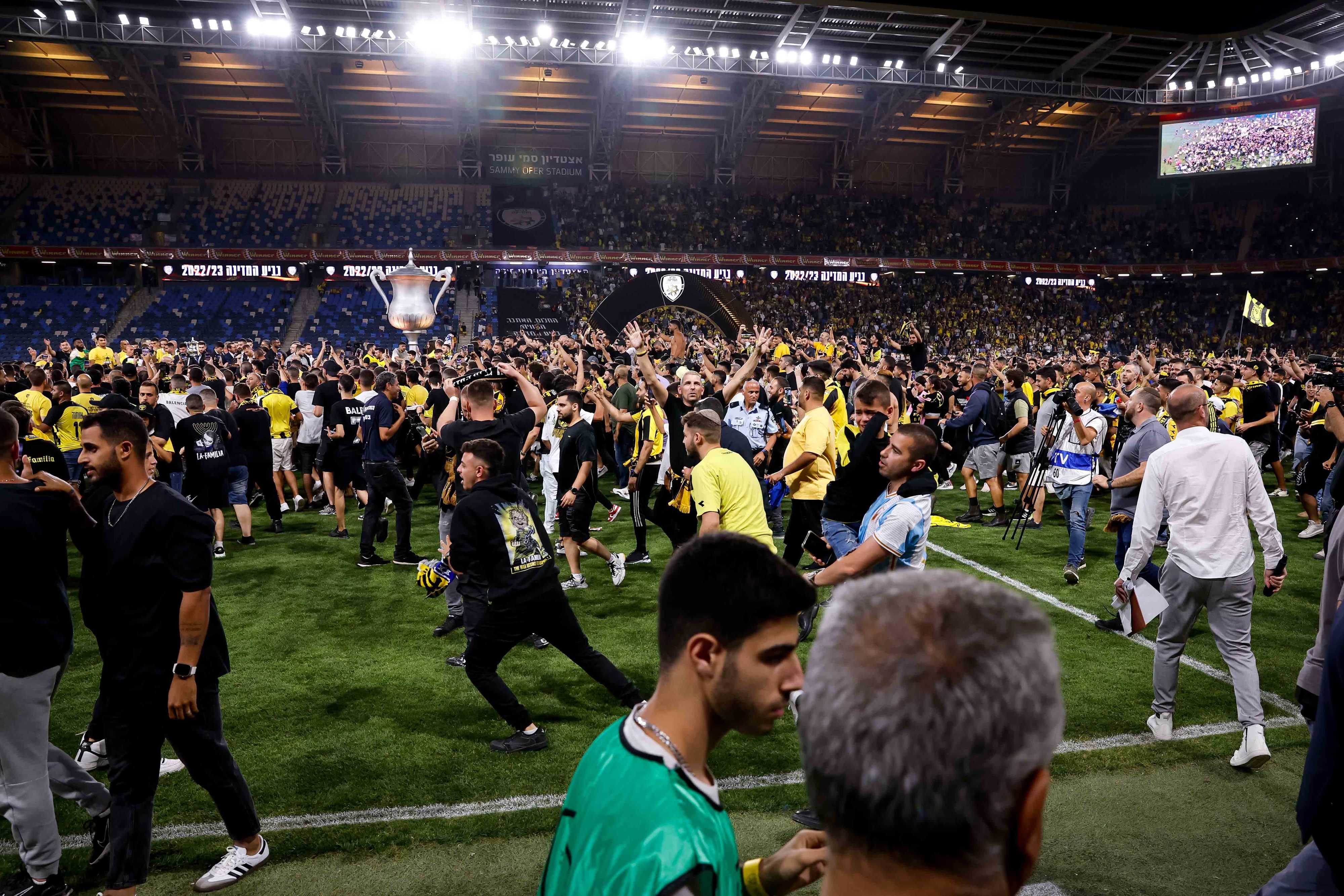 אוהדי בית"ר ירושלים פורצים למגרש בגמר גביע המדינה