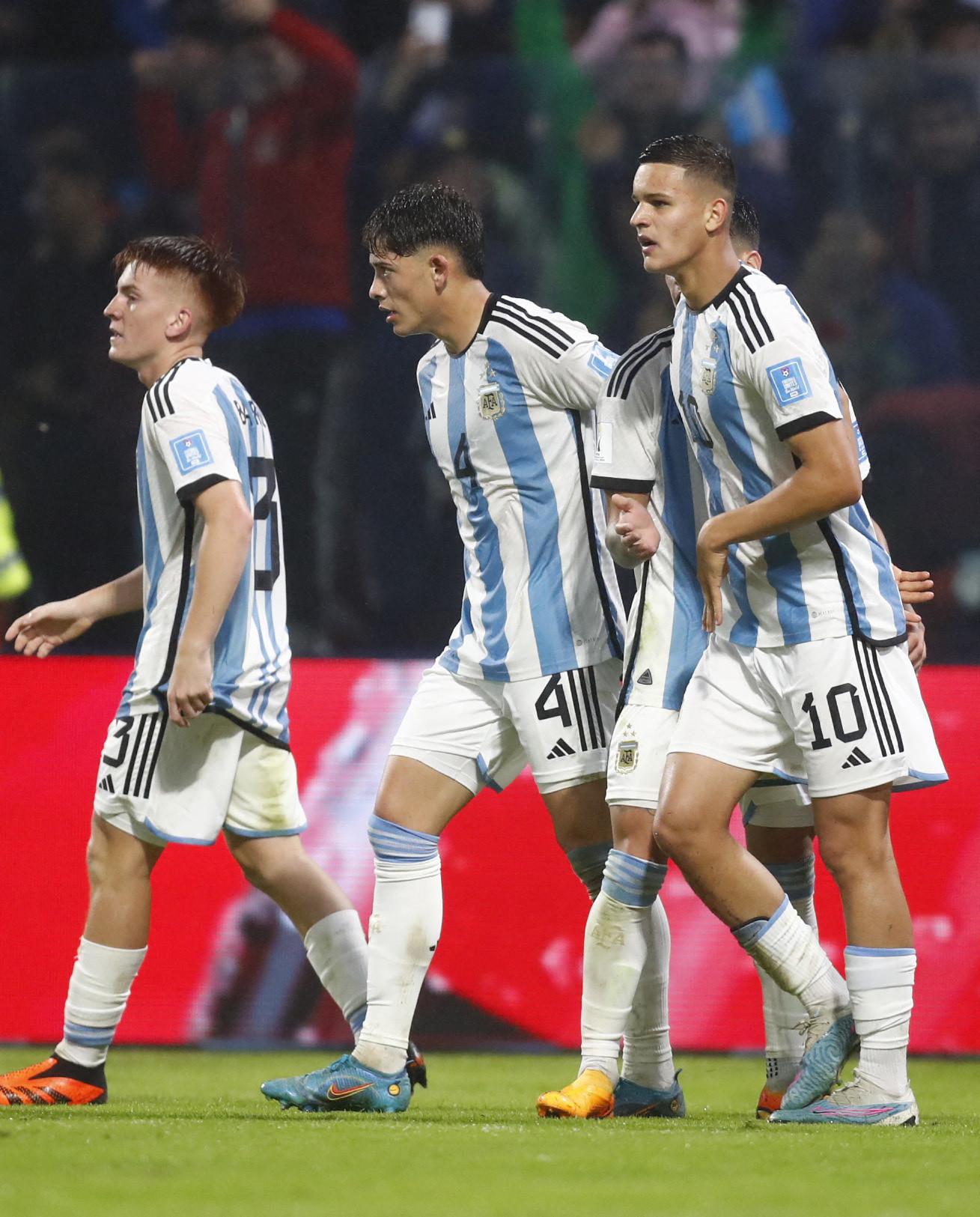 שחקני נבחרת הנוער של ארגנטינה חוגגים שער של ולנטין קרבוני