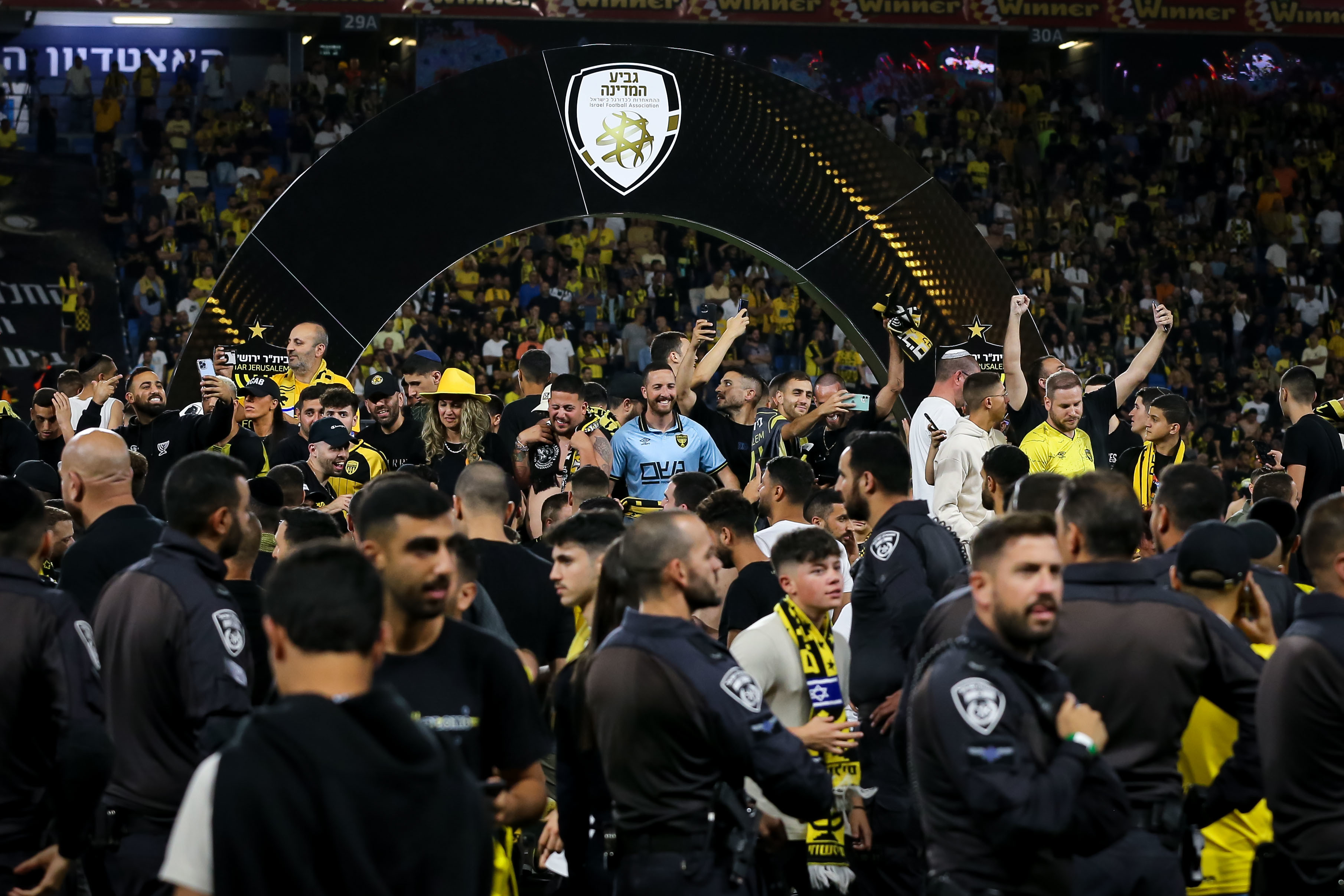 קהל בית"ר ירושלים פורץ למגרש גמר גביע המדינה
