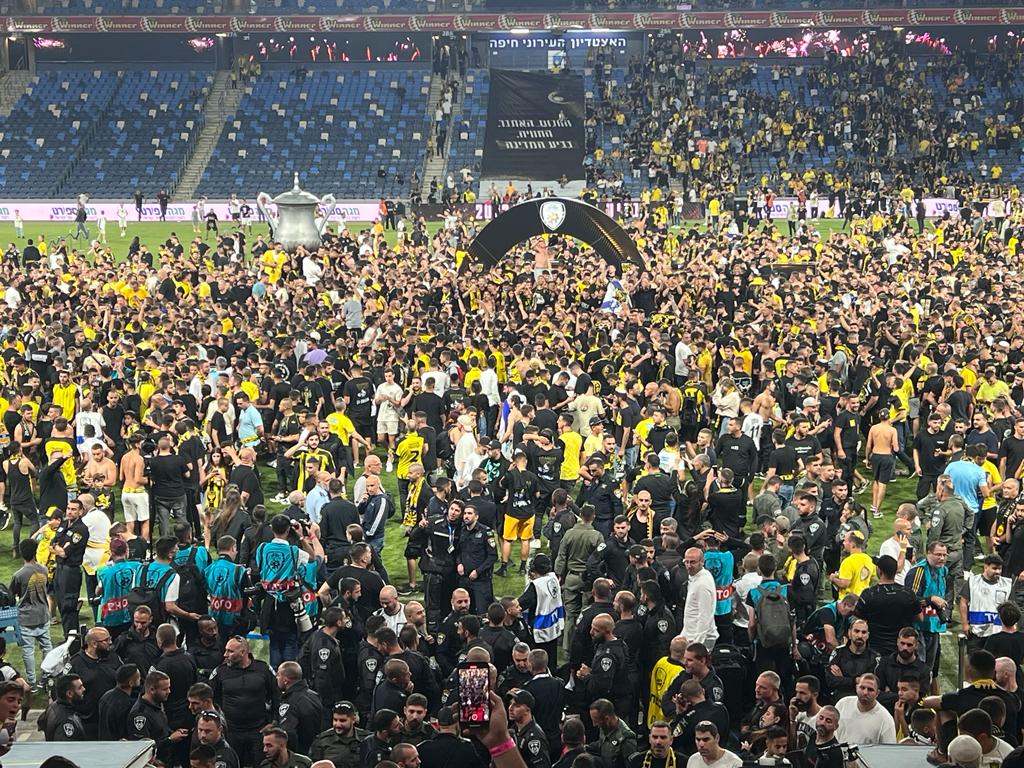 אוהדי בית"ר ירושלים פורצים לדשא גמר גביע המדינה