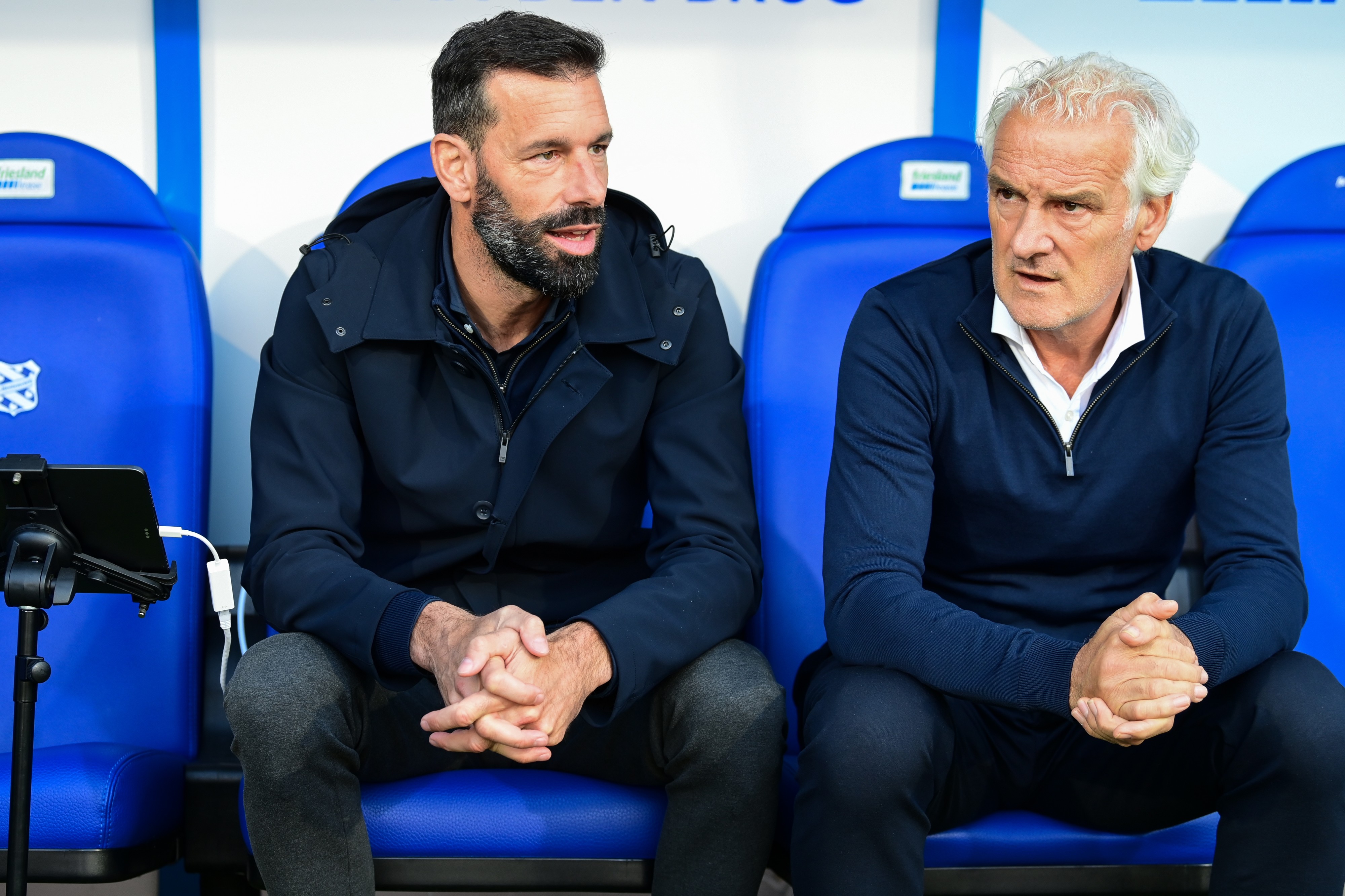 מאמן פ.ס.וו איינדהובן המתפטר, רוד ואן ניסטלרוי, עם עוזרו פרד רוטן