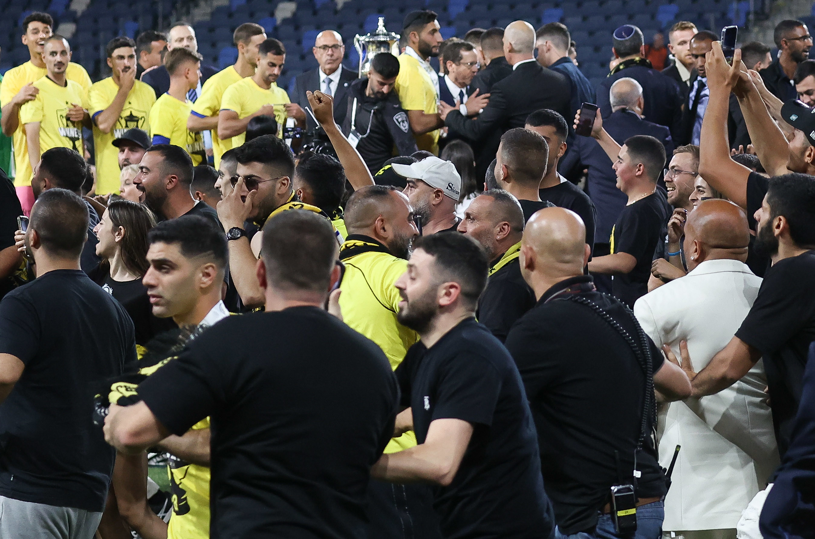 אוהדי בית"ר ירושלים פורצים לדשא, גמר גביע המדינה 2023