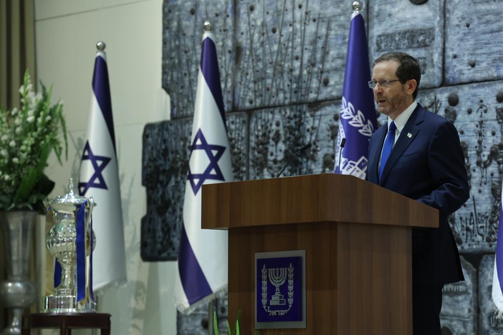 נשיא המדינה יצחק הרצוג במעמד הענקת גביע המדינה לזוכה בית"ר ירושלים