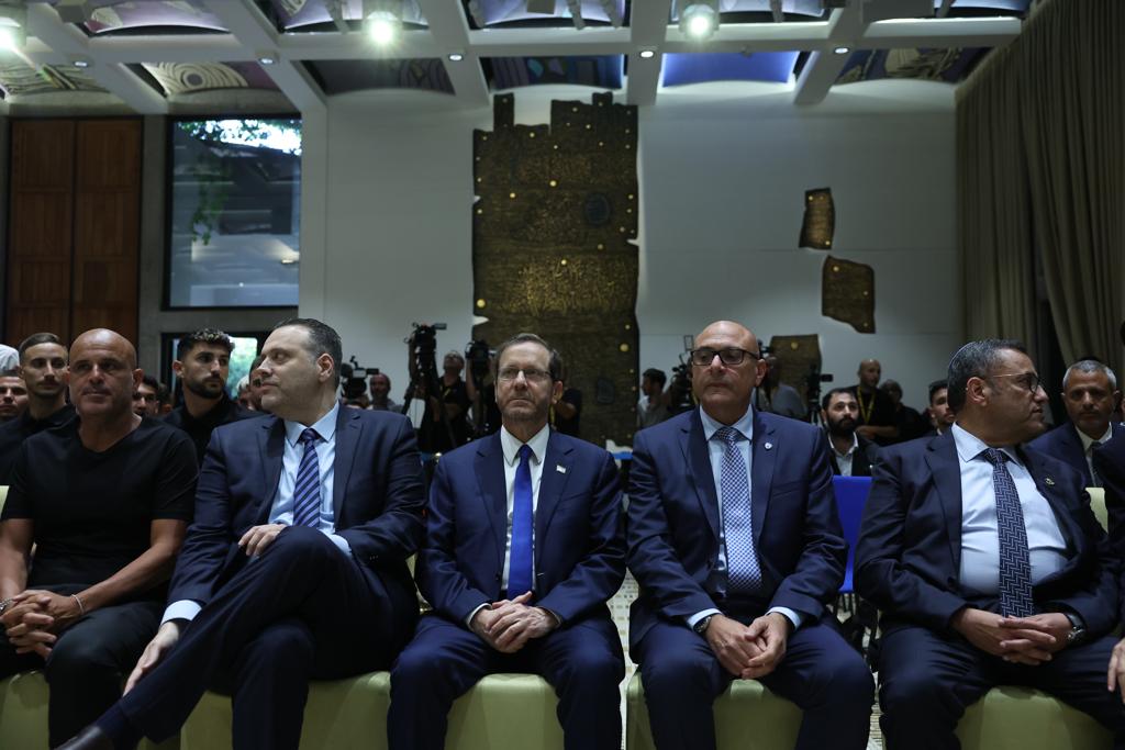 ראש עיריית ירושלים משה ליאון, יו"ר ההתאחדות לכדורגל שינו זוארץ, נשיא המדינה יצחק הרצוג, שר התרבות והספורט מיקי זוהר, מאמן בית"ר ירושלים יוסי אבוקסיס