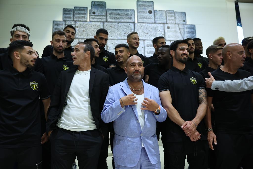 שחקני בית"ר ירושלים עם הבעלים ברק אברמוב והמנכ"ל כפיר אדרי בבית הנשיא