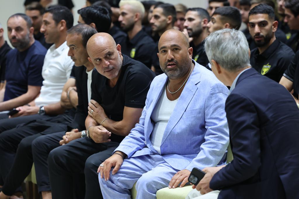 מאמן בית"ר ירושלים יוסי אבוקסיס עם הבעלים ברק אברמוב בבית הנשיא