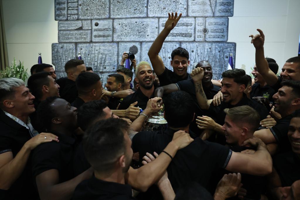 שחקני בית"ר ירושלים חוגגים את הנפת הגביע בבית הנשיא