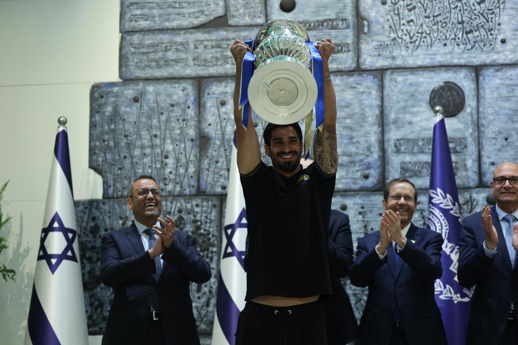 אופיר קריאף קפטן בית"ר ירושלים מניף את גביע המדינה בבית הנשיא