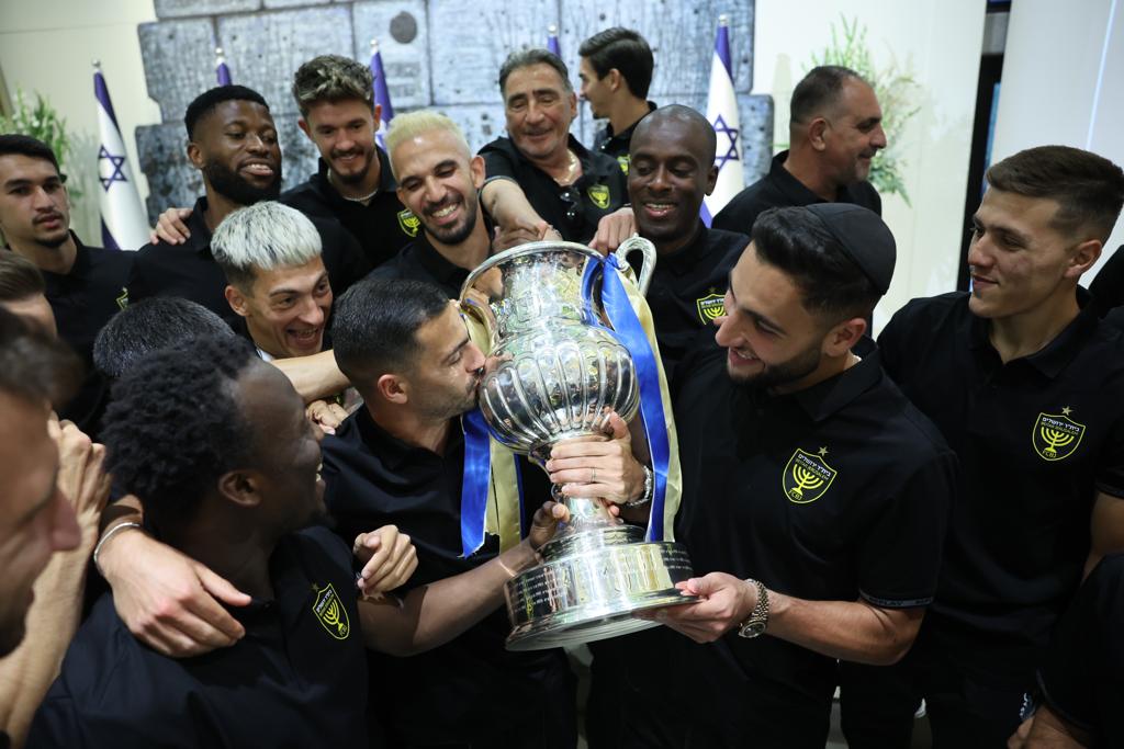 שחקני בית"ר ירושלים הנפת גביע המדינה בבית הנשיא