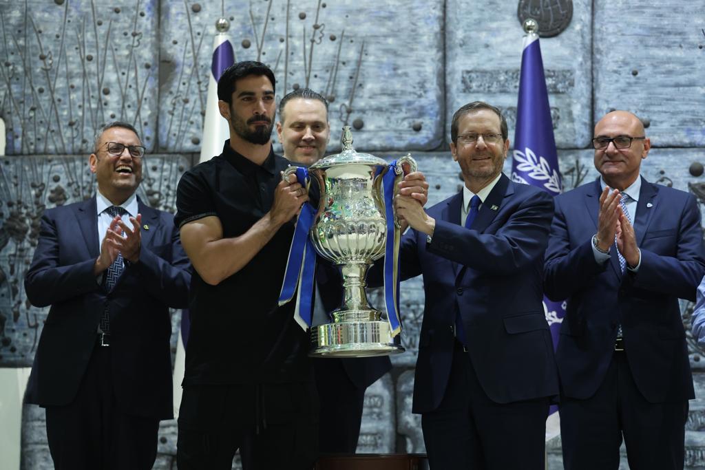 קפטן בית"ר ירושלים אופיר קריאף לצד יצחק הרצוג נשיא המדינה הנפת גביע המדינה