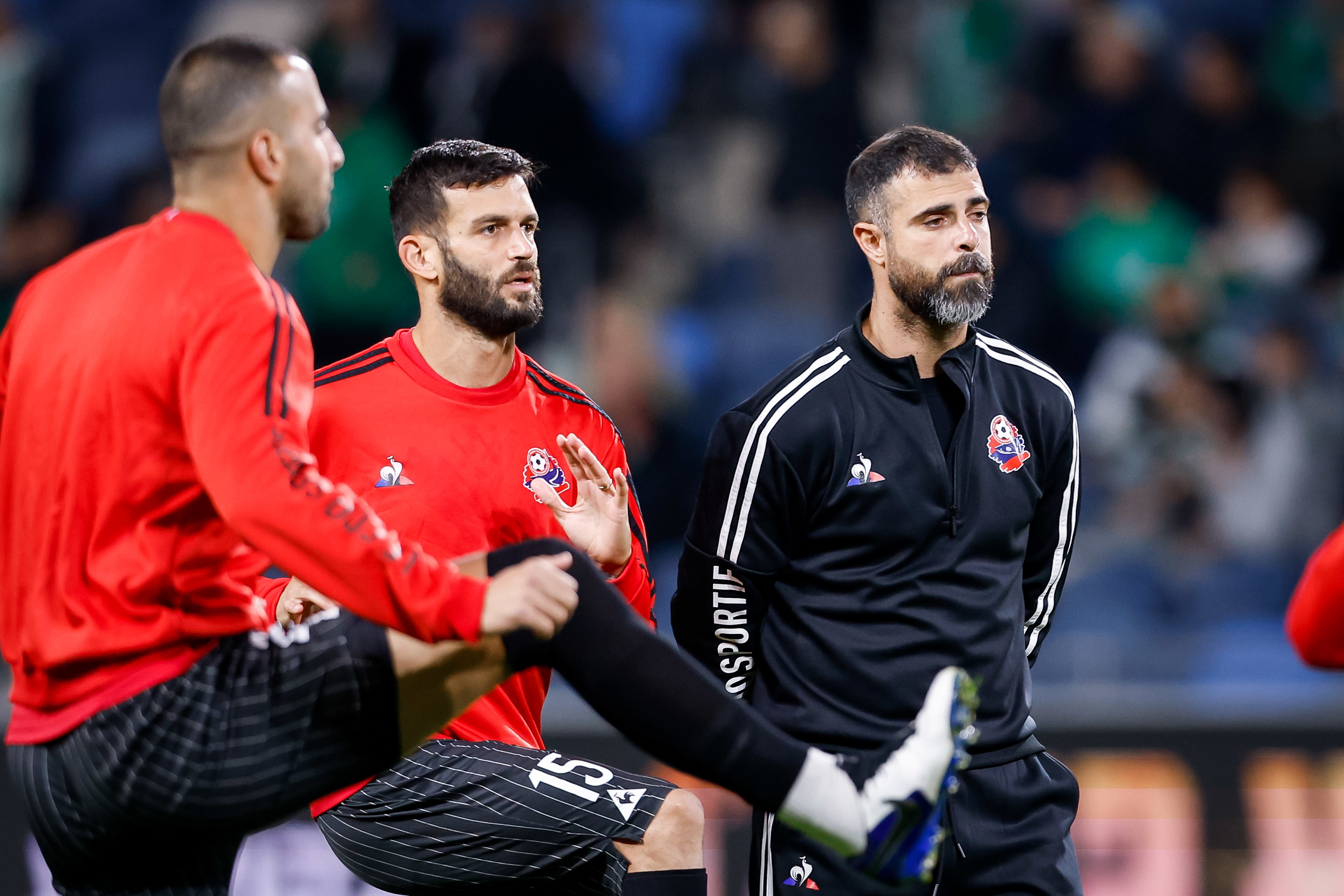 עדן בן בסט עוזר מאמן הפועל חיפה עם הקשר חנן ממן