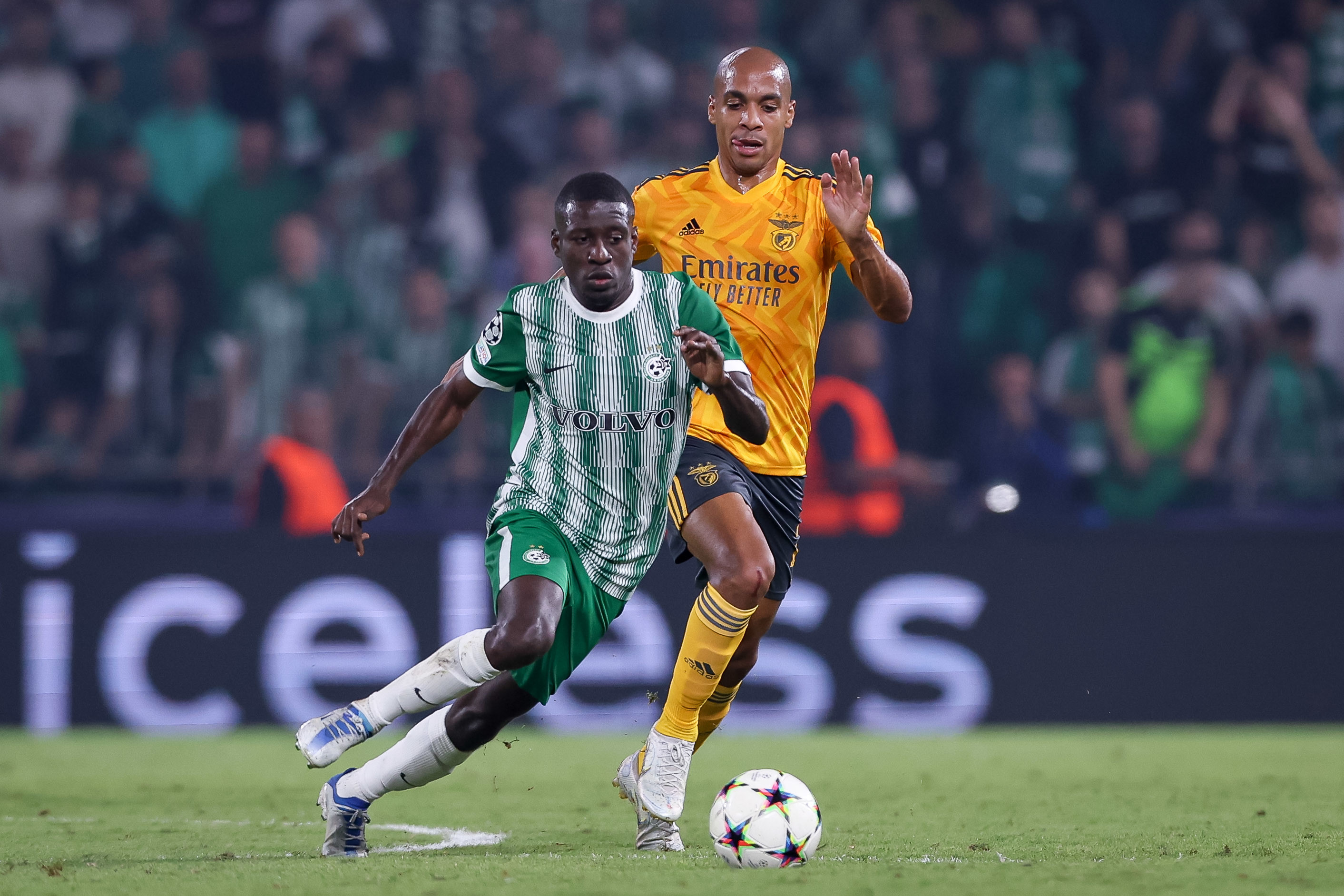 עלי מוחמד שחקן מכבי חיפה לפני ז'ואאו מריו שחקן בנפיקה