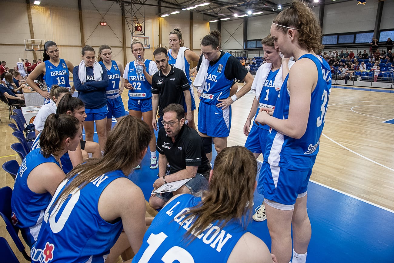 נבחרת הנשים של ישראל בכדורסל עם המאמן שרון דרוקר