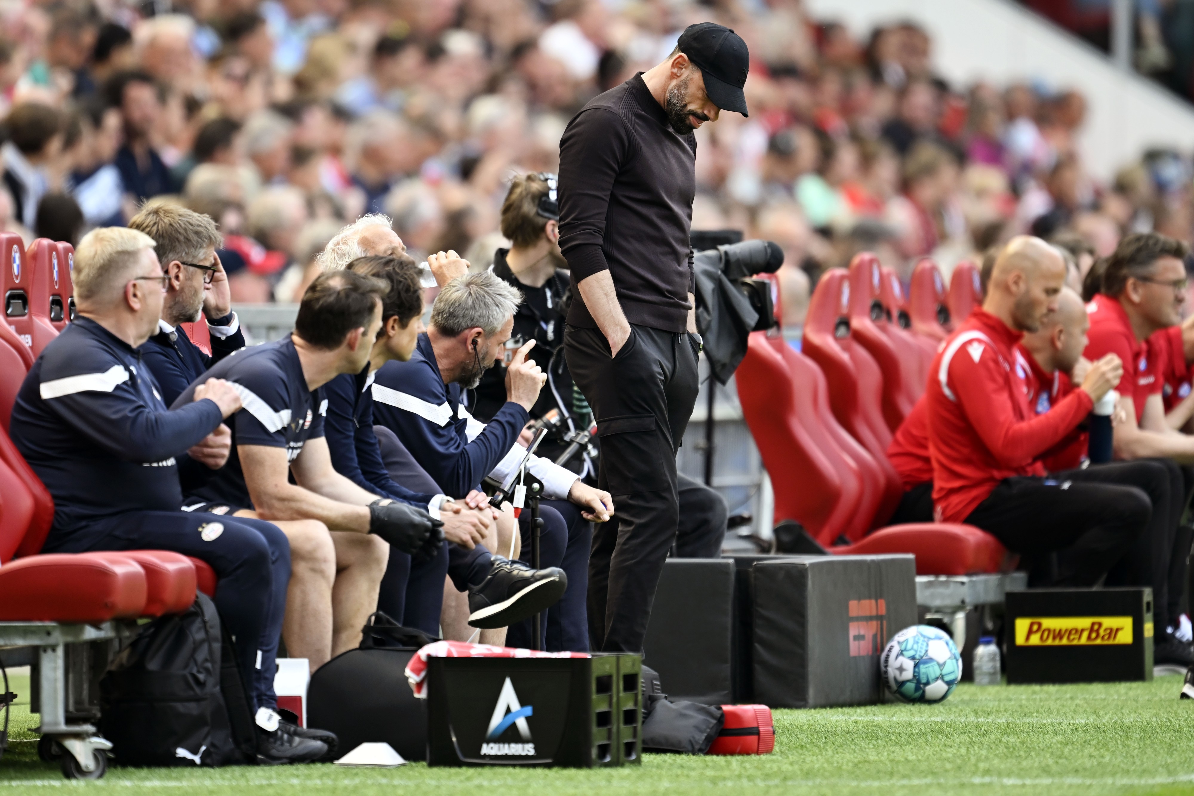 מאמנה המתפטר של פ.ס.וו איינדהובן, רוד ואן ניסטלרוי