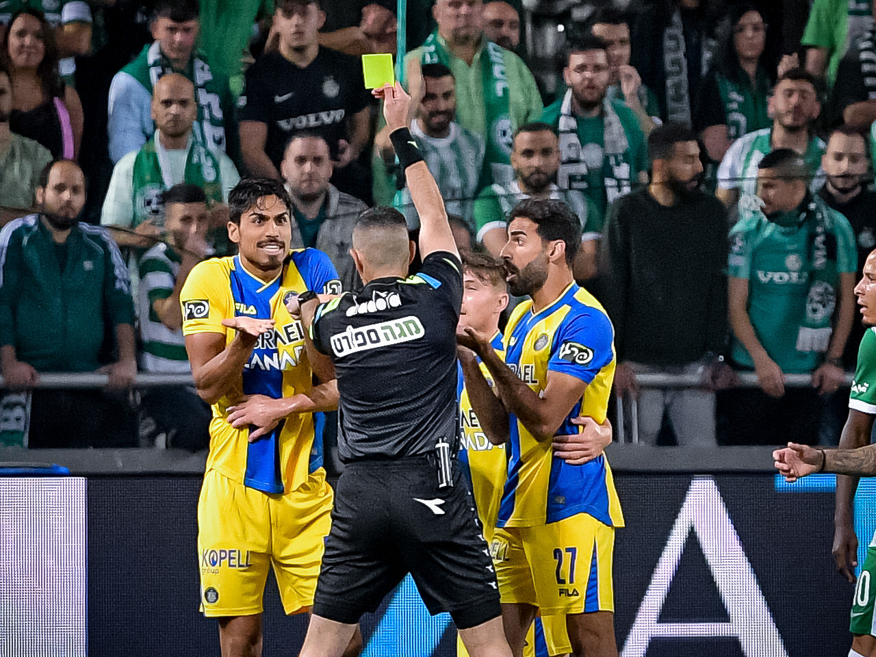 דור פרץ שחקן מכבי תל אביב מקבל כרטיס צהוב