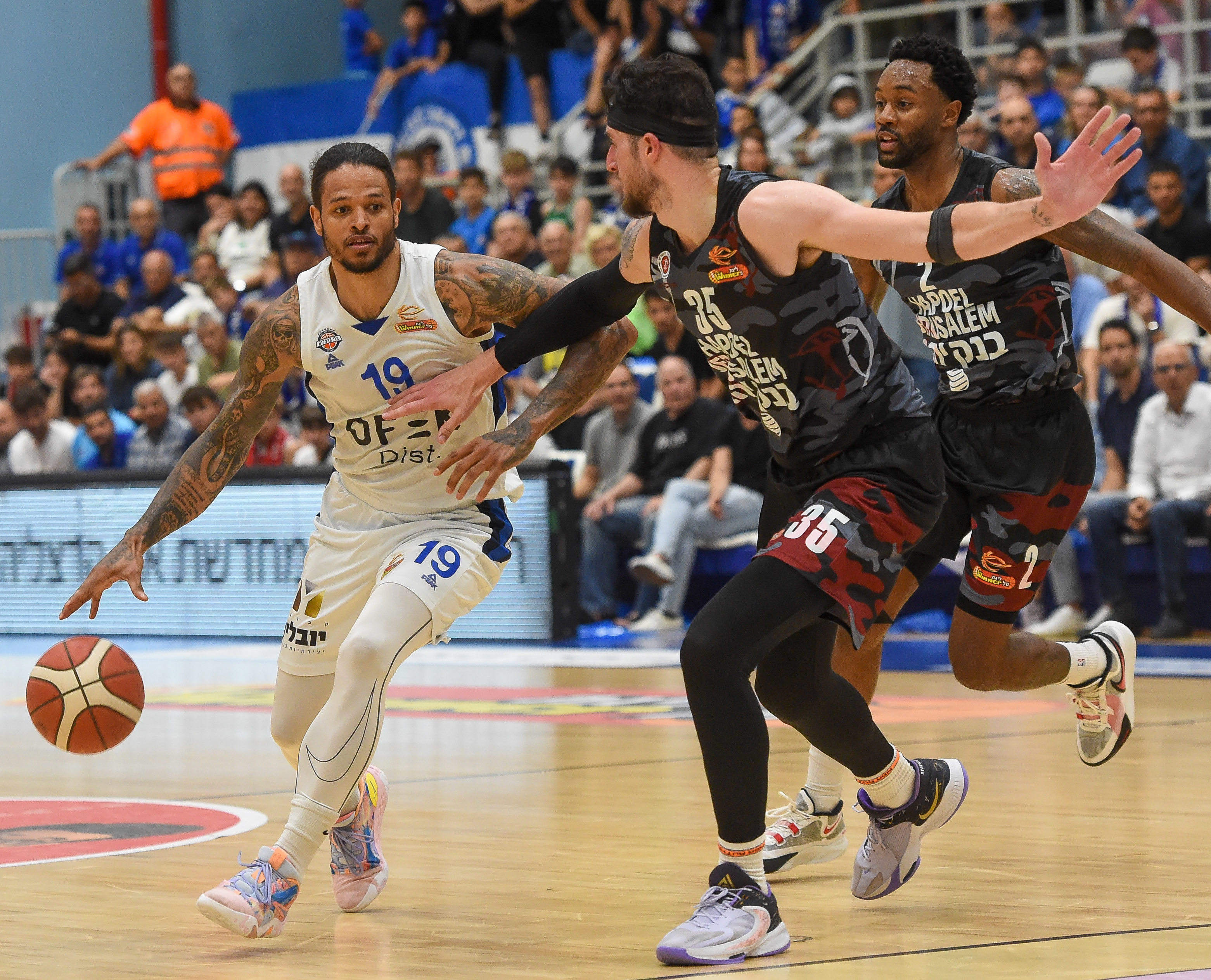 כריס באב בני הרצליה לצד זאק הנקינס הפועל ירושלים