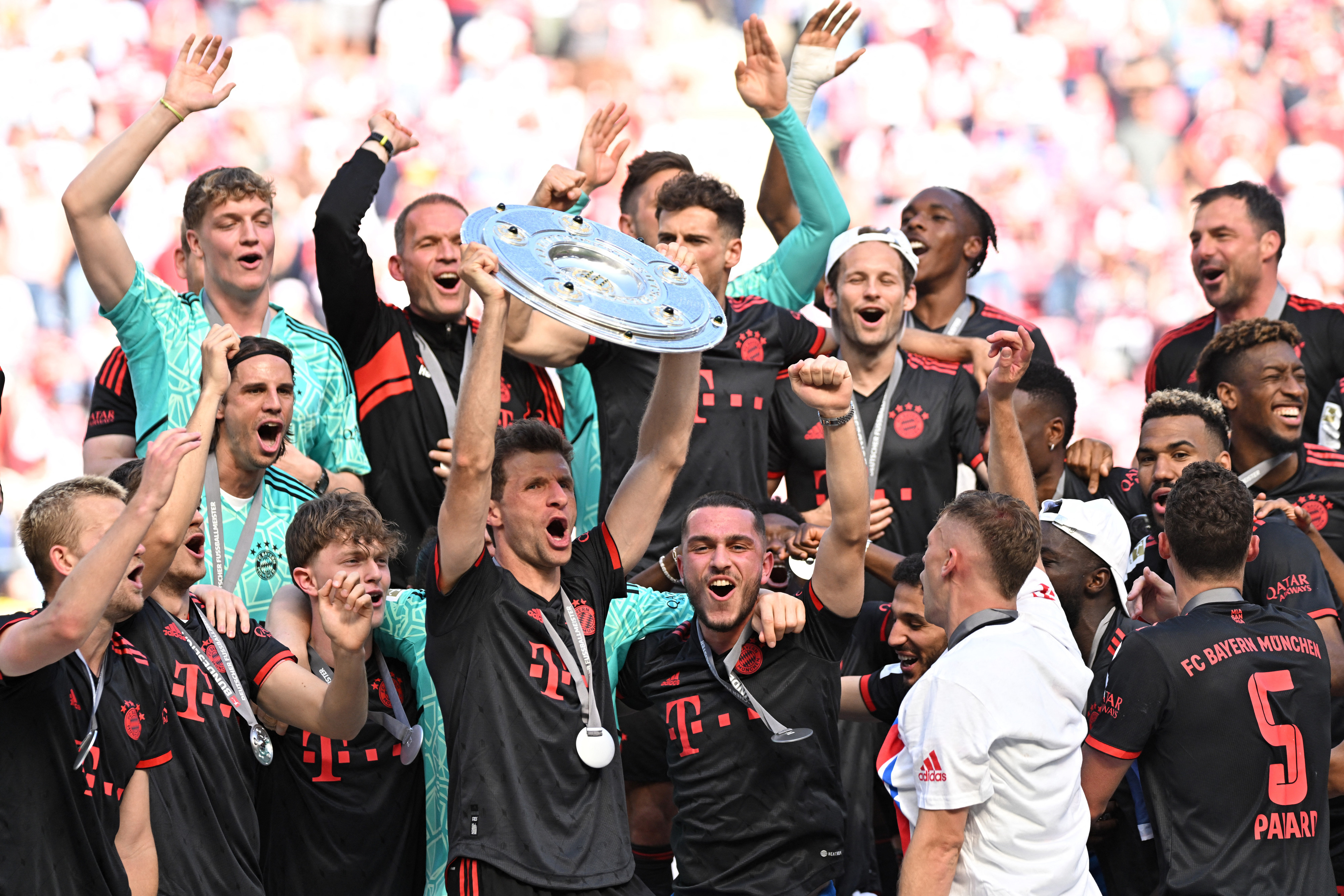 תומאס מולר ושחקני באיירן מינכן חוגגים זכייה באליפות גרמניה 2022/23