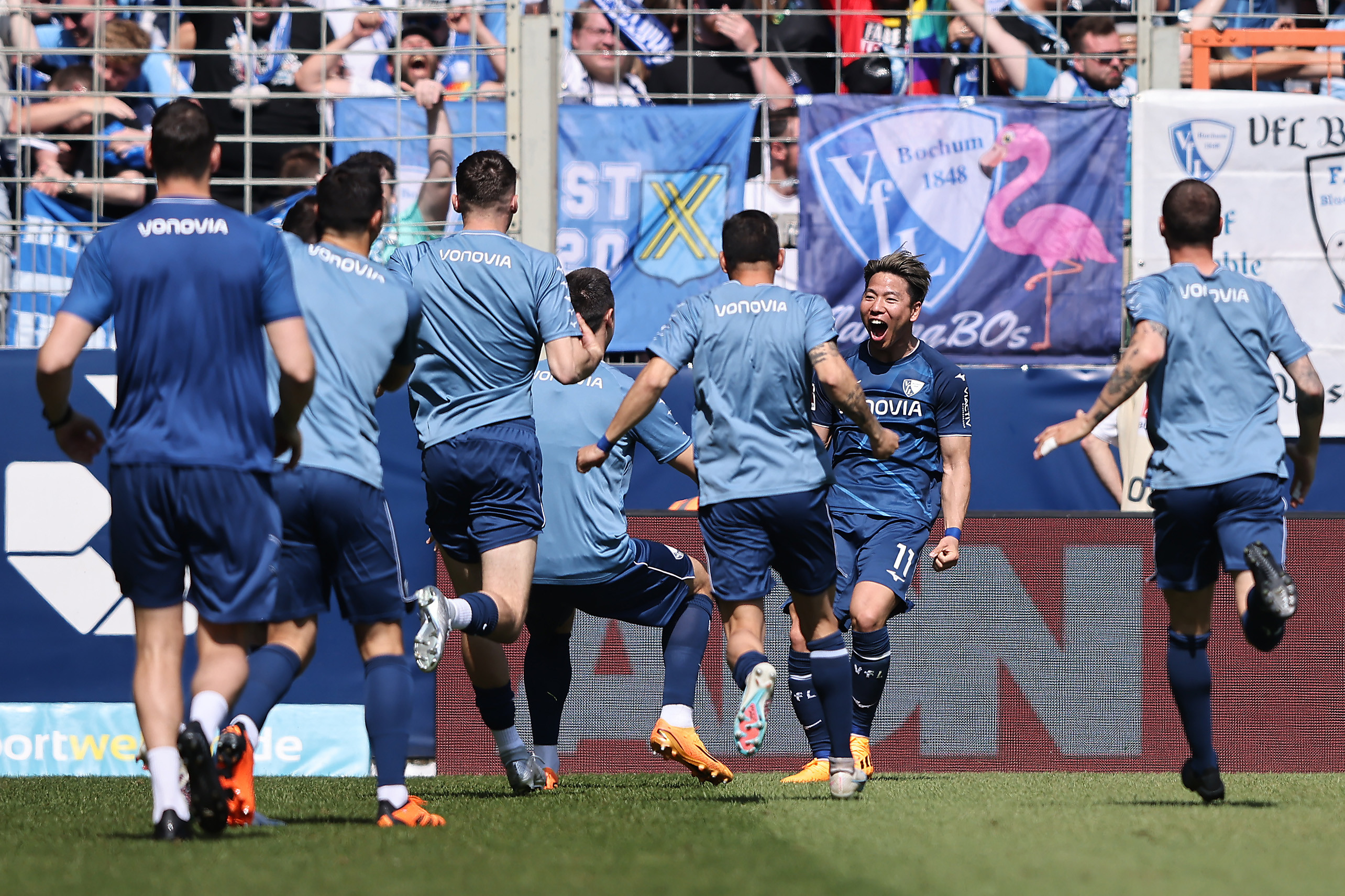 שחקני בוכום חוגגים