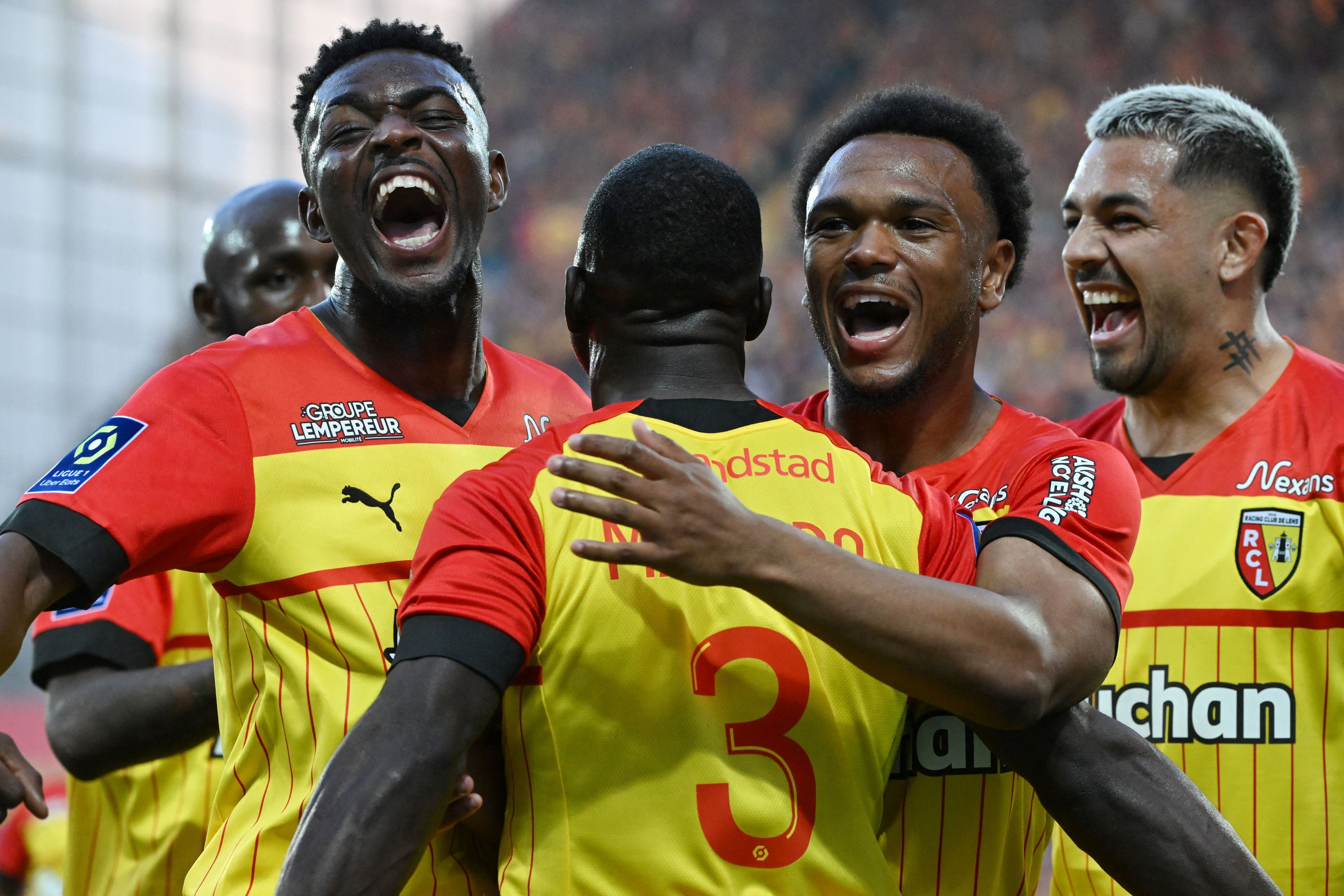 דבייר מקאדו חוגג עם שחקני לאנס