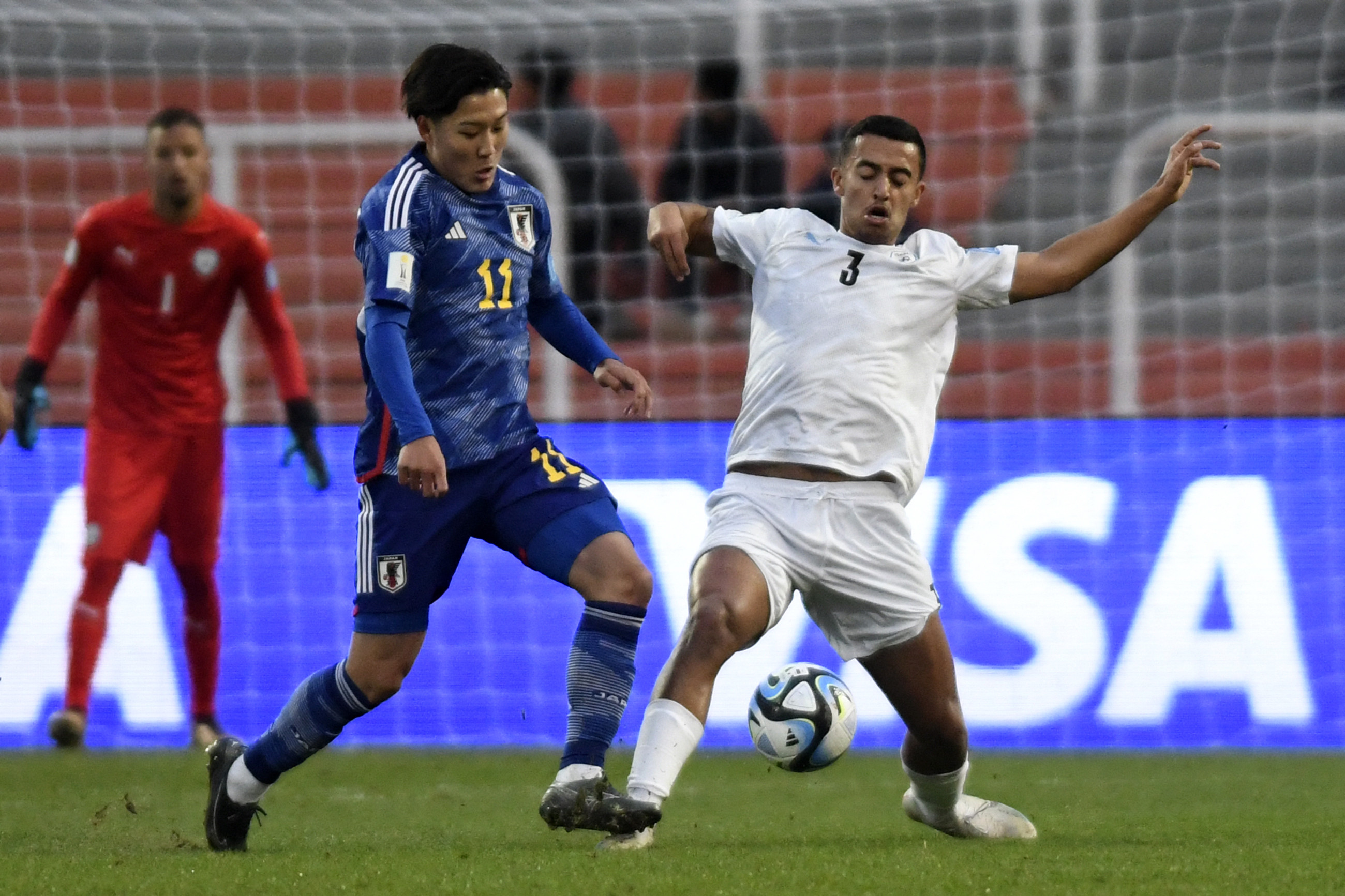 שחקן נבחרת הנוער של ישראל, אור ישראלוב, נאבק עם שחקן נבחרת יפן איסה סאקאמוטו