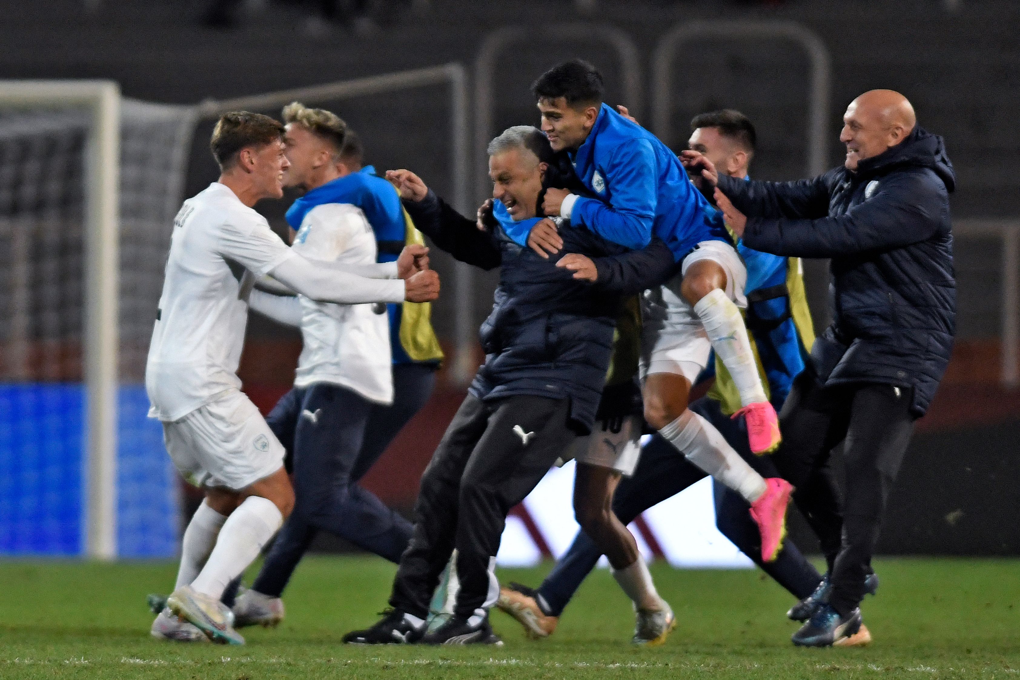 נבחרת הנוער של ישראל חוגגת עם המאמן אופיר חיים