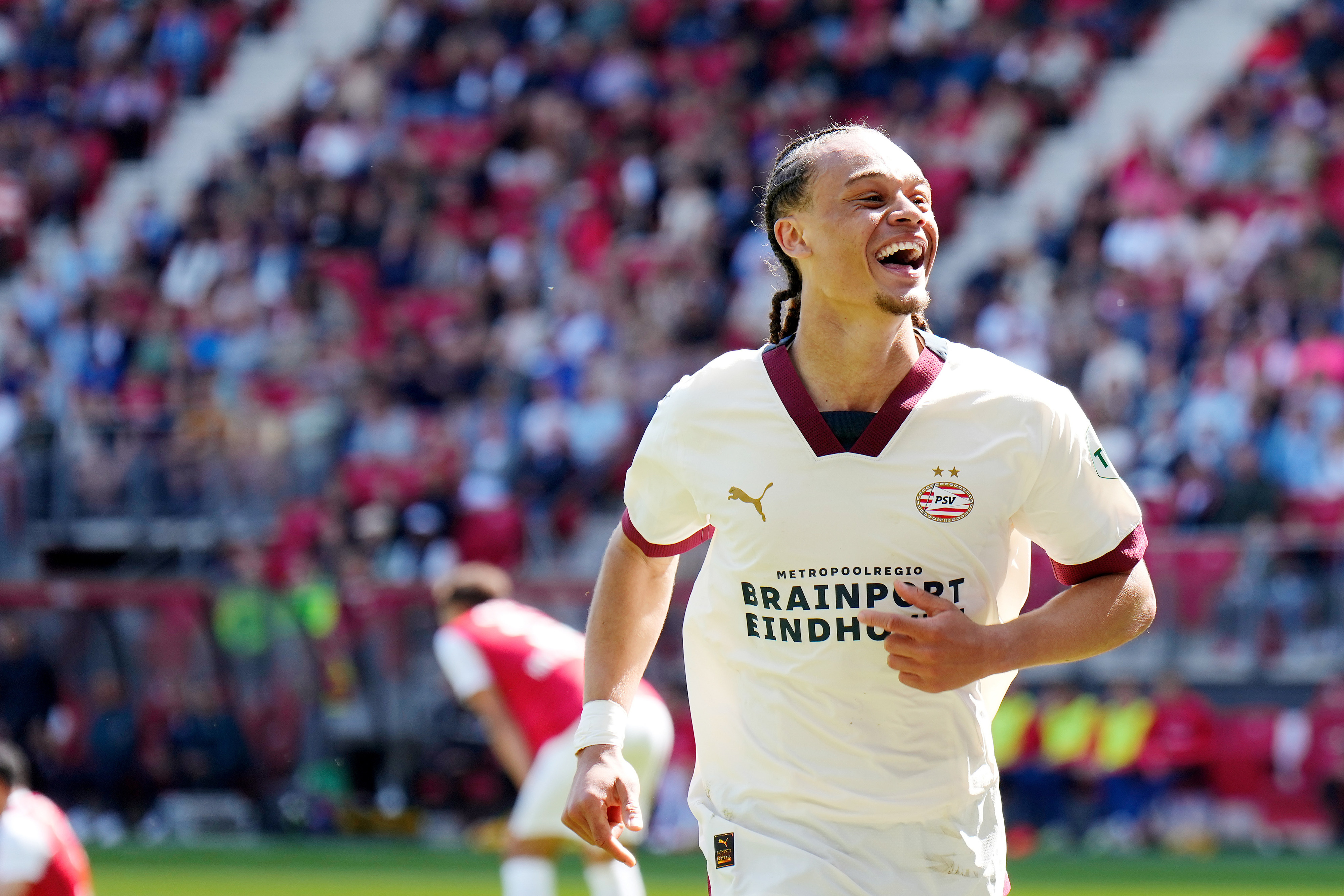 צ'אבי סימונסף שחקן פ.ס.וו איינדהובן חוגג