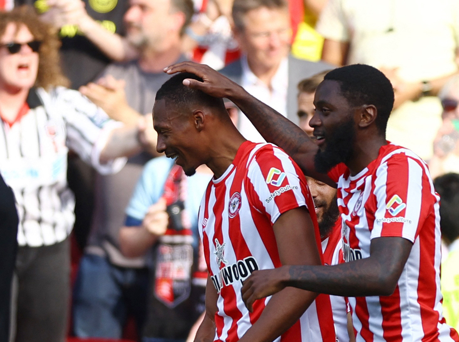 אית'ן פינוק, שחקן ברנטפורד חוגג