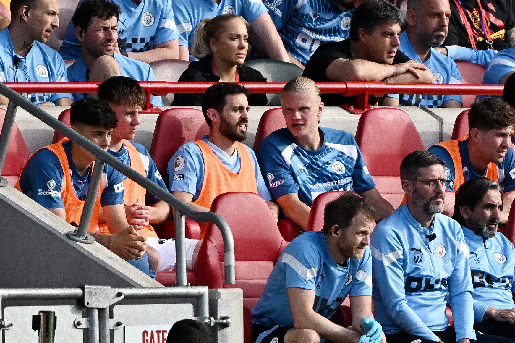 ארלינג הולאנד עם ברנרדו סילבה על ספסל מנצ'סטר סיטי