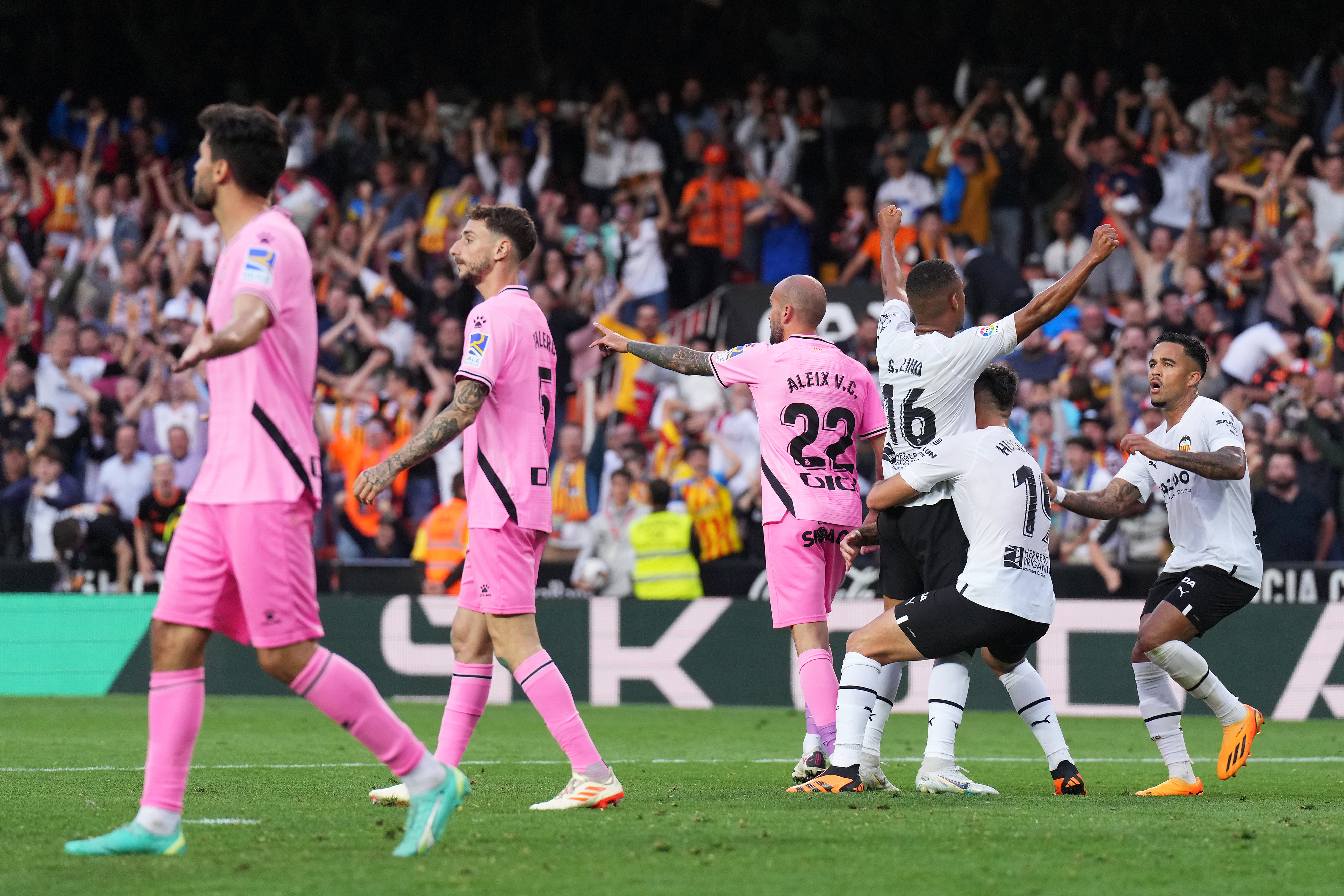 שחקני ולנסיה חוגגים לצד שחקני אספניול המאוכזבים