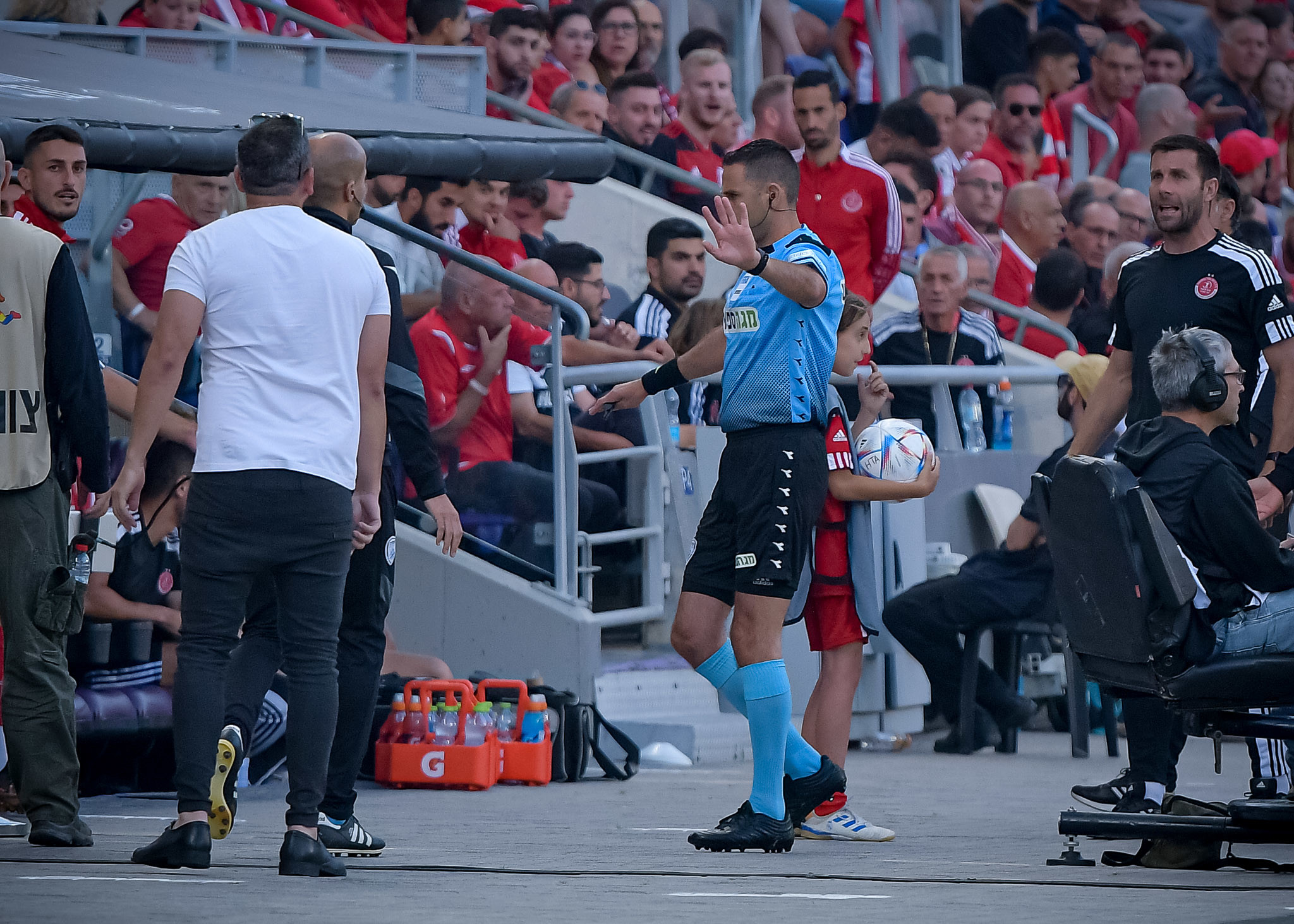 רועי ריינשרייבר שופט כדורגל ניגש לבדיקת VAR