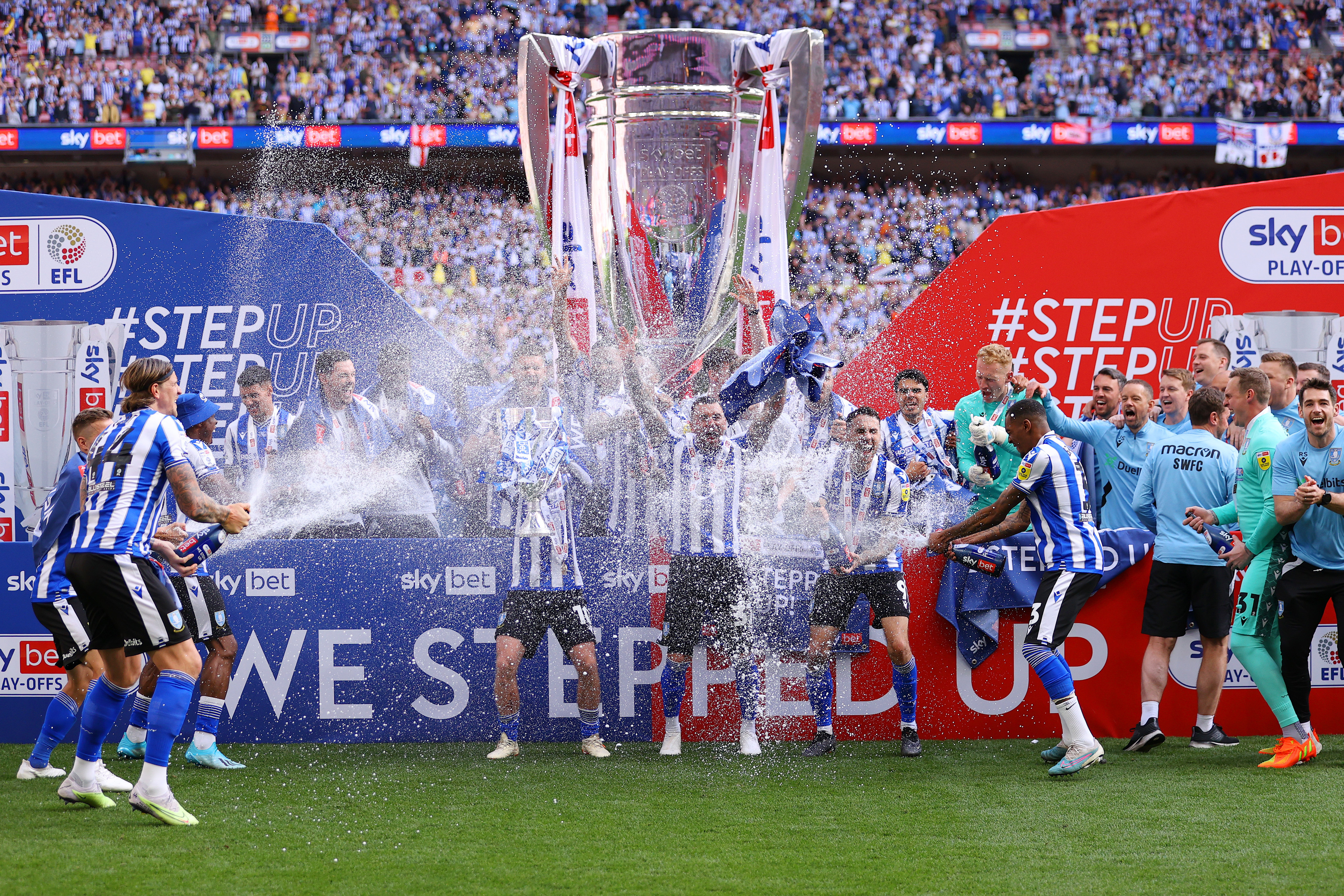 שחקני שפילד וונסדיי חוגגים העפלה לצ'מפיונשיפ