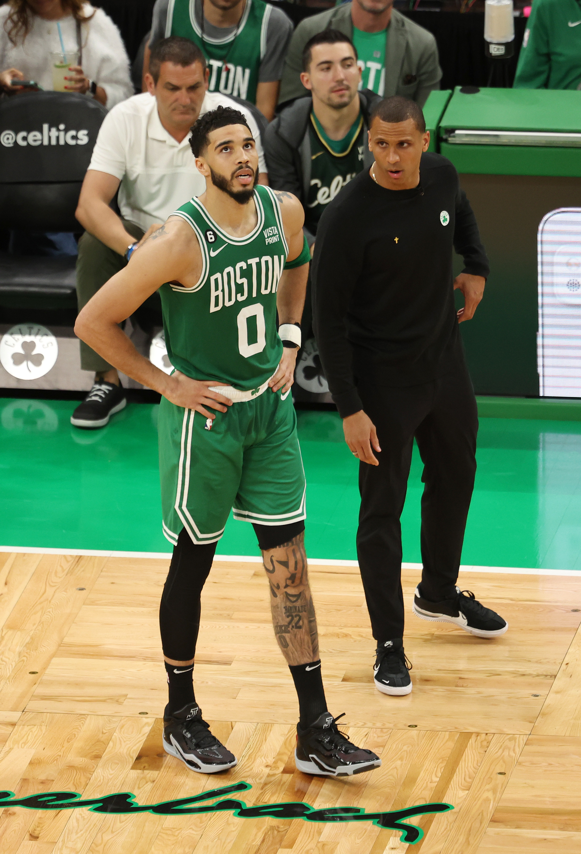 ג'ייסון טייטום עם המאמן ג'ו מאזולה, בוסטון סלטיקס