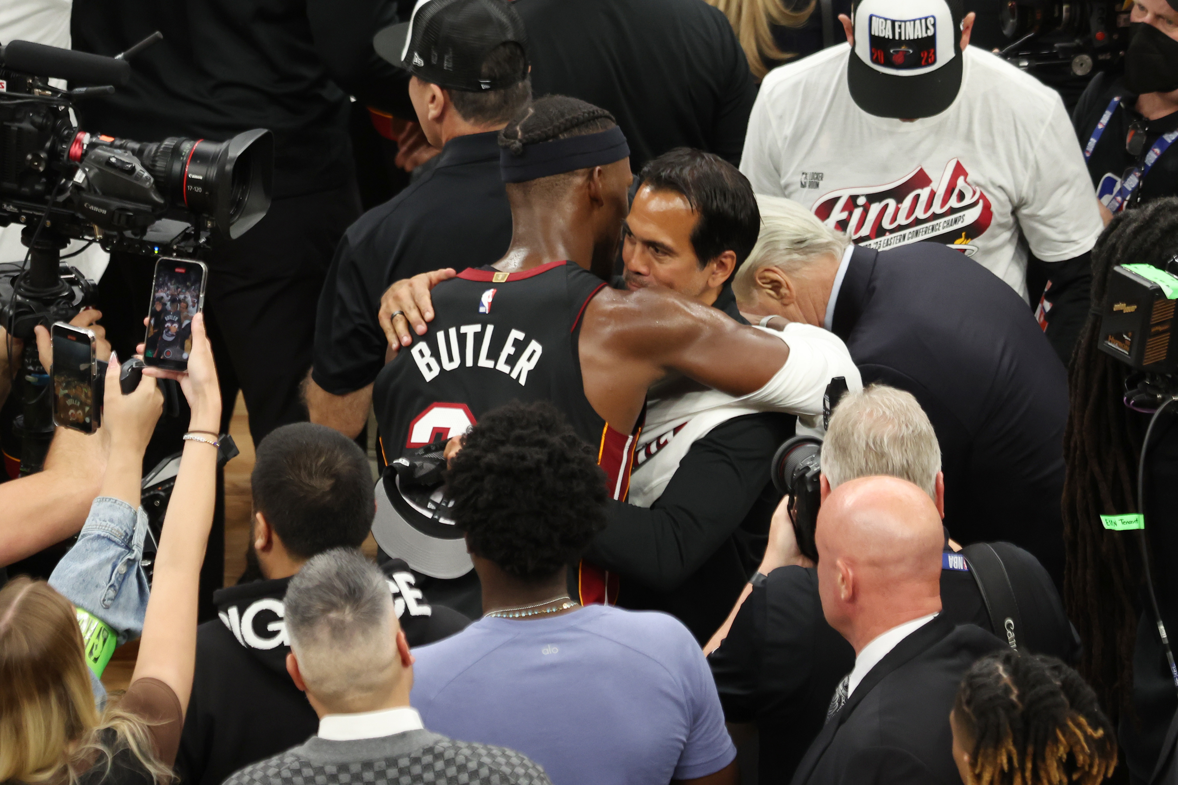 ג'ימי באטלר מבק את מאמן מיאמי היט אריק ספולסטרה אחרי ההעפלה לגמר ה-NBA
