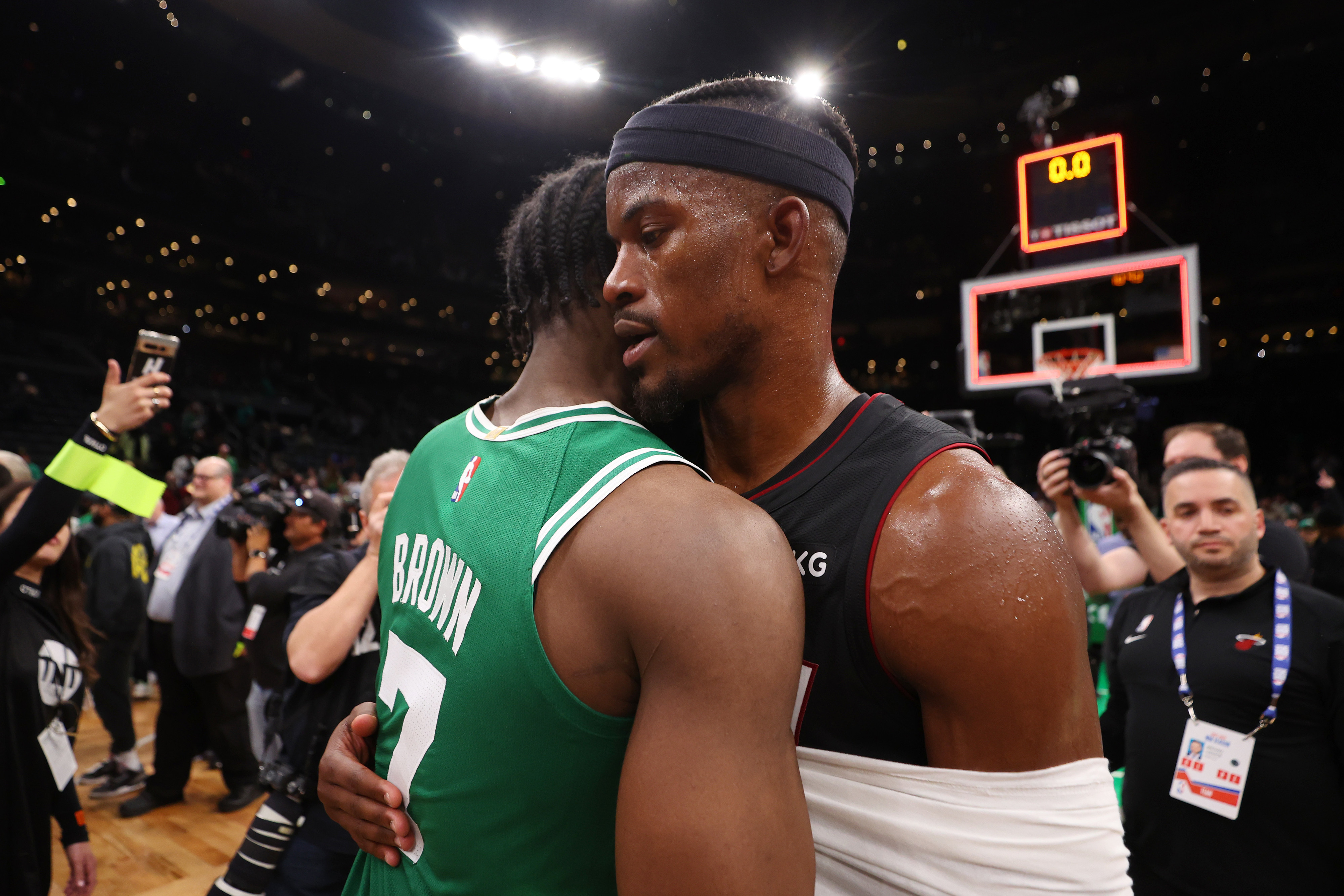 ג'ימי באטלר מחבק את ג'יילן בראון אחרי הניצחון של מיאי היט על בוסטון סלטיקס במשחק 7