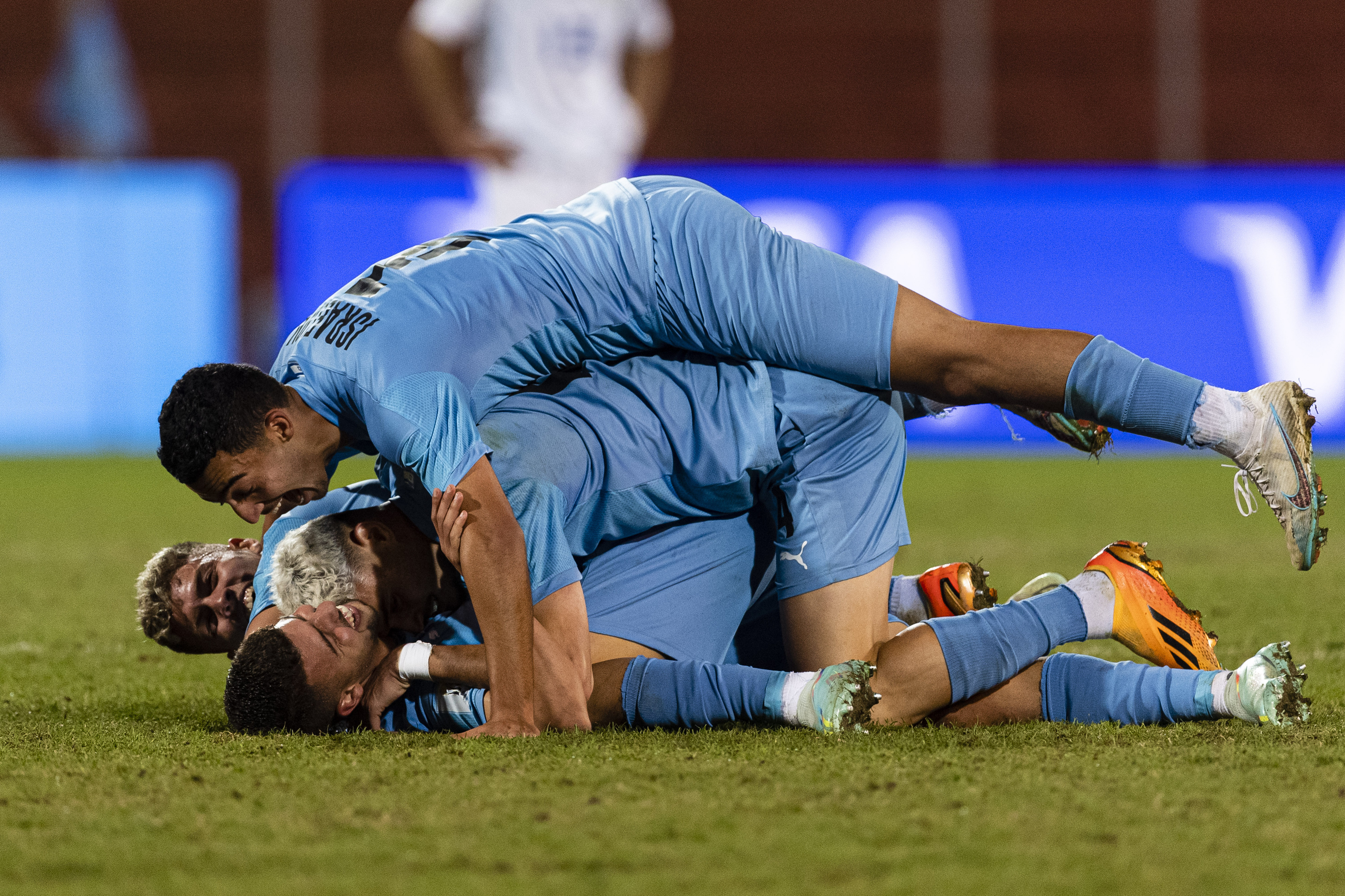 שחקני נבחרת הנוער של ישראל חוגגים את שער הניצחון מול אוזבקיסטן