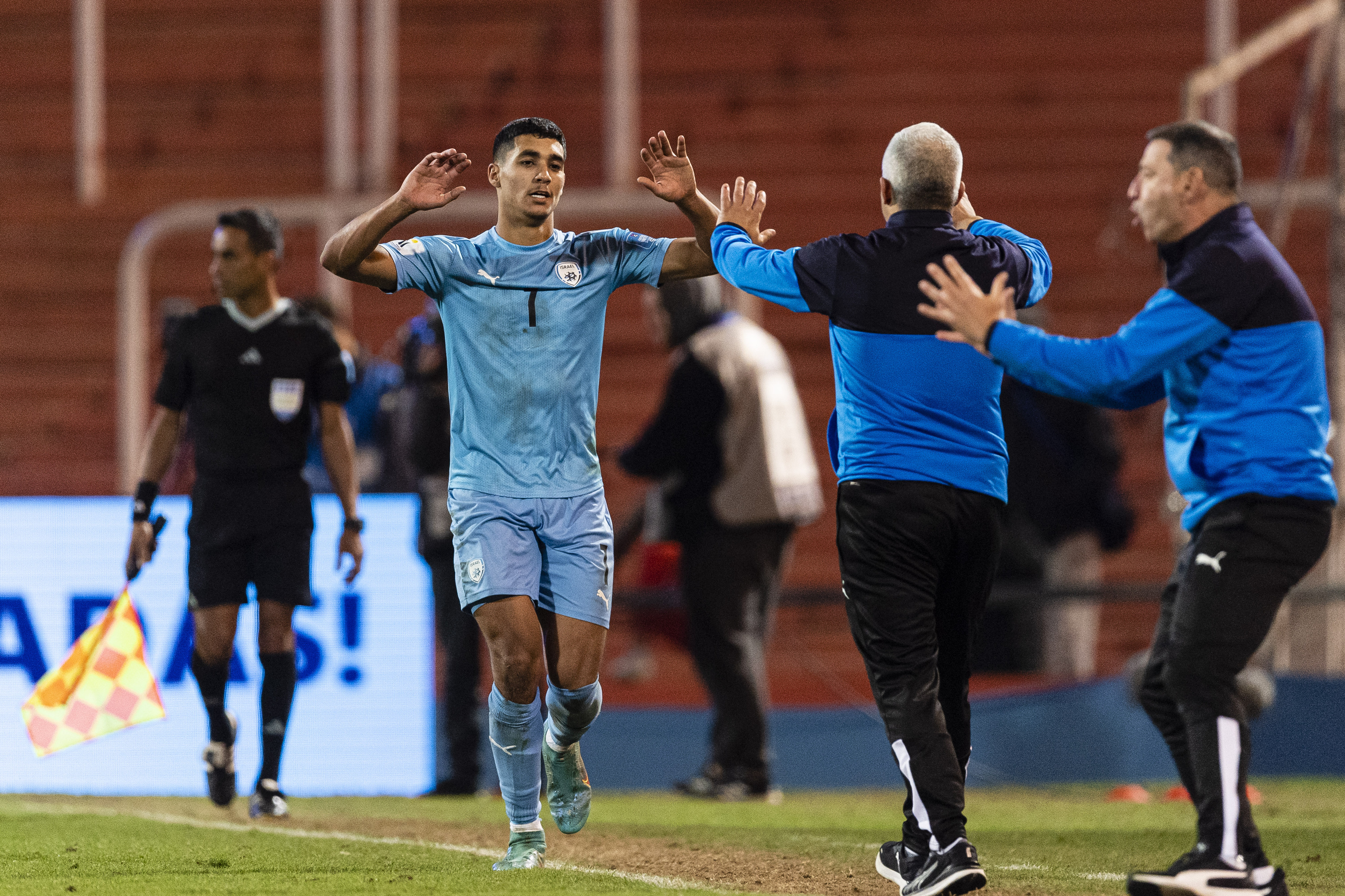 ענאן חלאיילי חוגג עם מאמן נבחרת הנוער של ישראל אופיר חיים