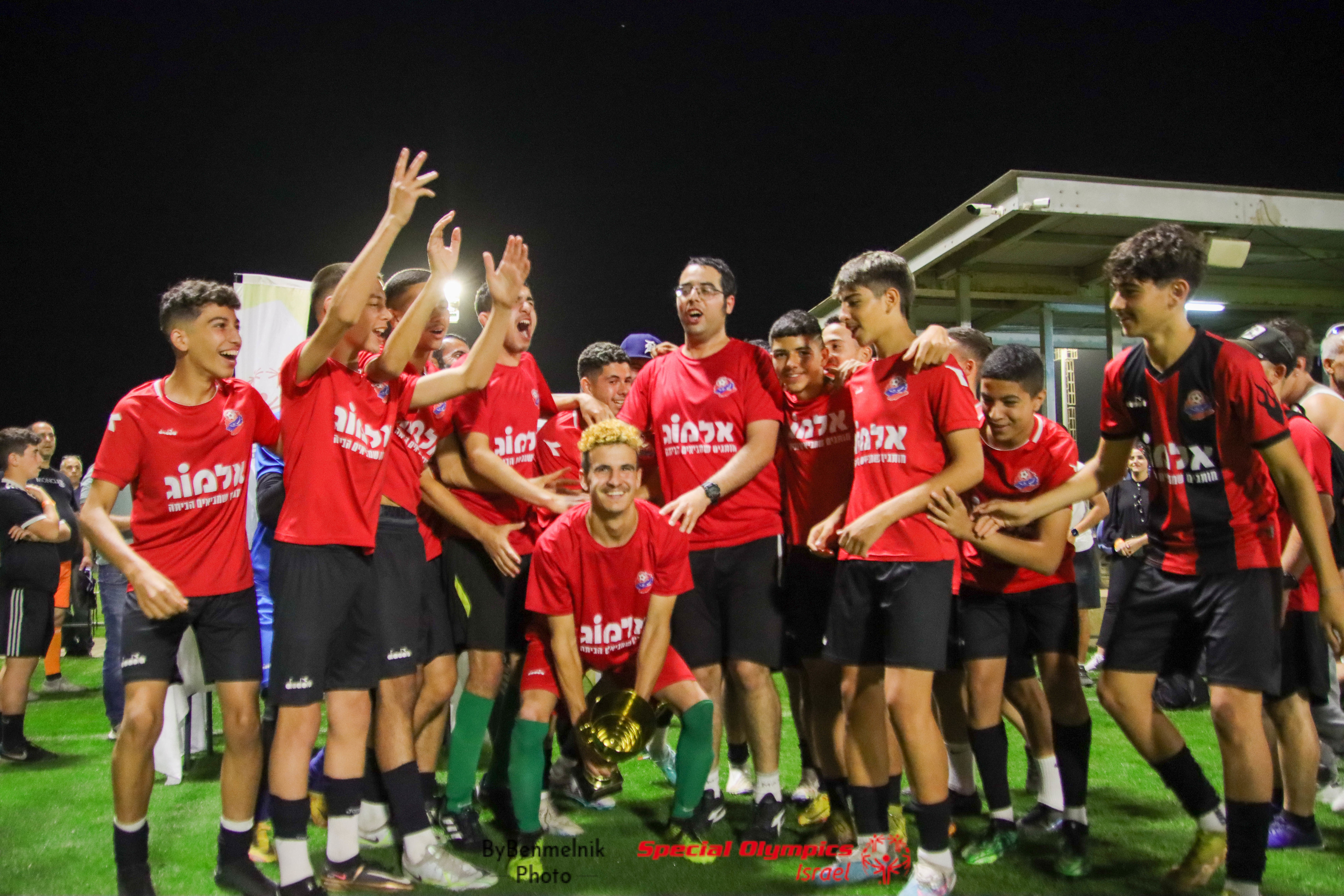 הפועל חיפה זוכה בגביע עמנואל שפר