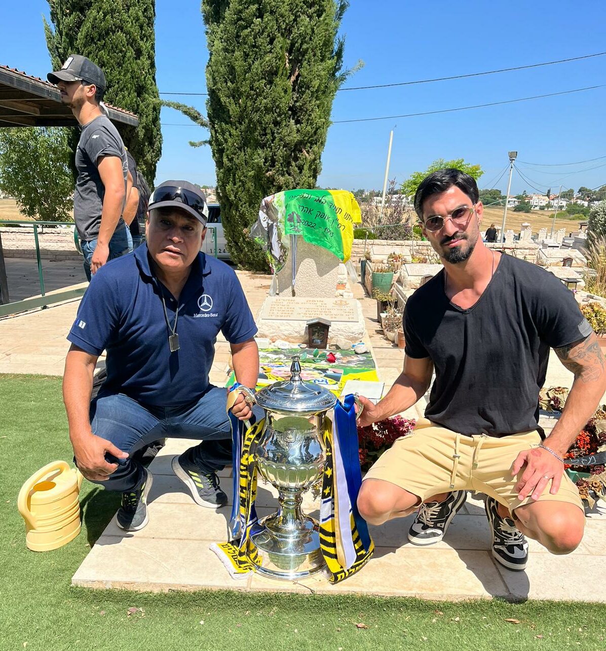 אלי אהרון, אביו של אופק אהרון ז"ל עם קפטן בית"ר ירושלים אופיר קריאף