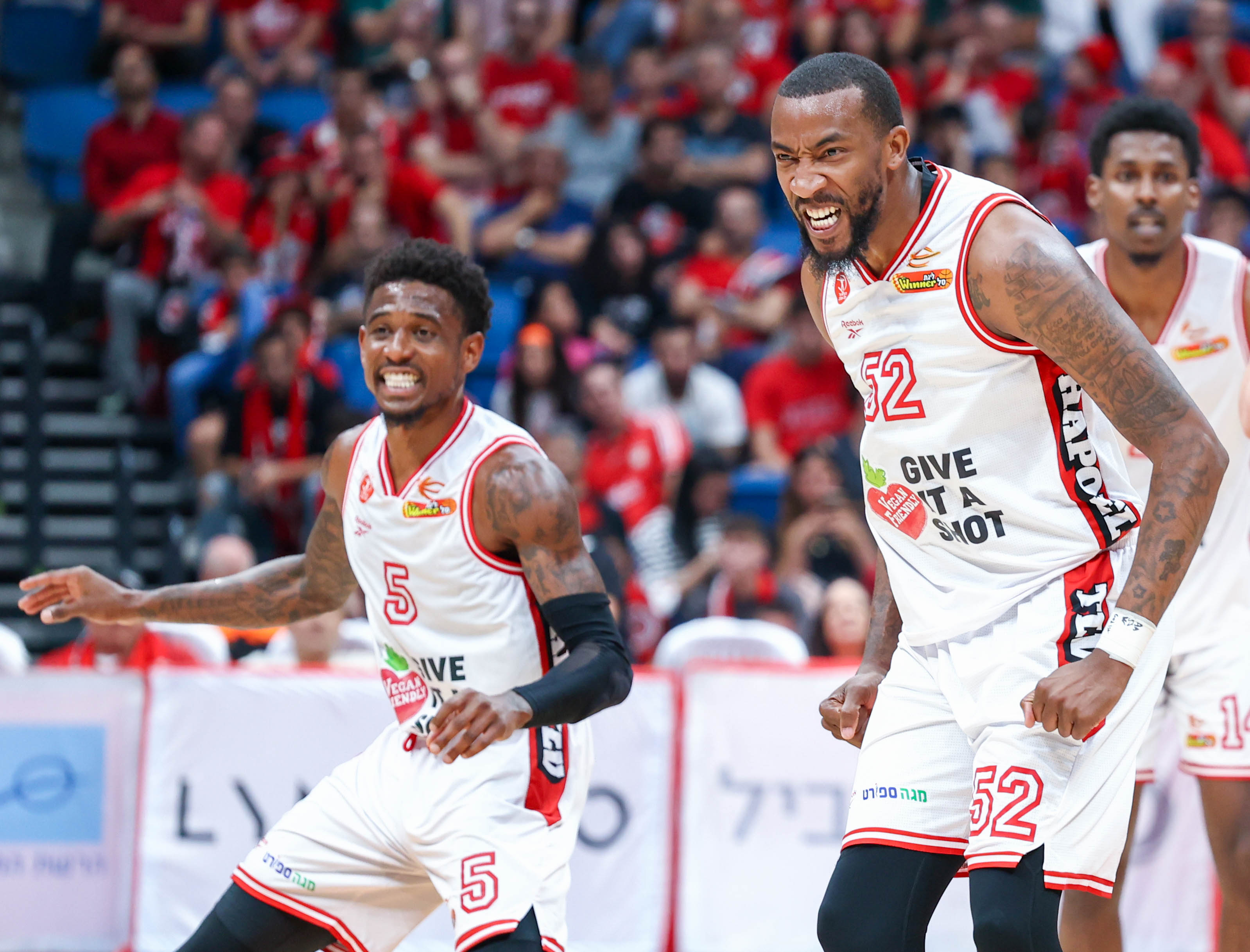 שחקני הפועל תל אביב חוגגים: ג'ורדן מקריי, קסבייר מנפורד