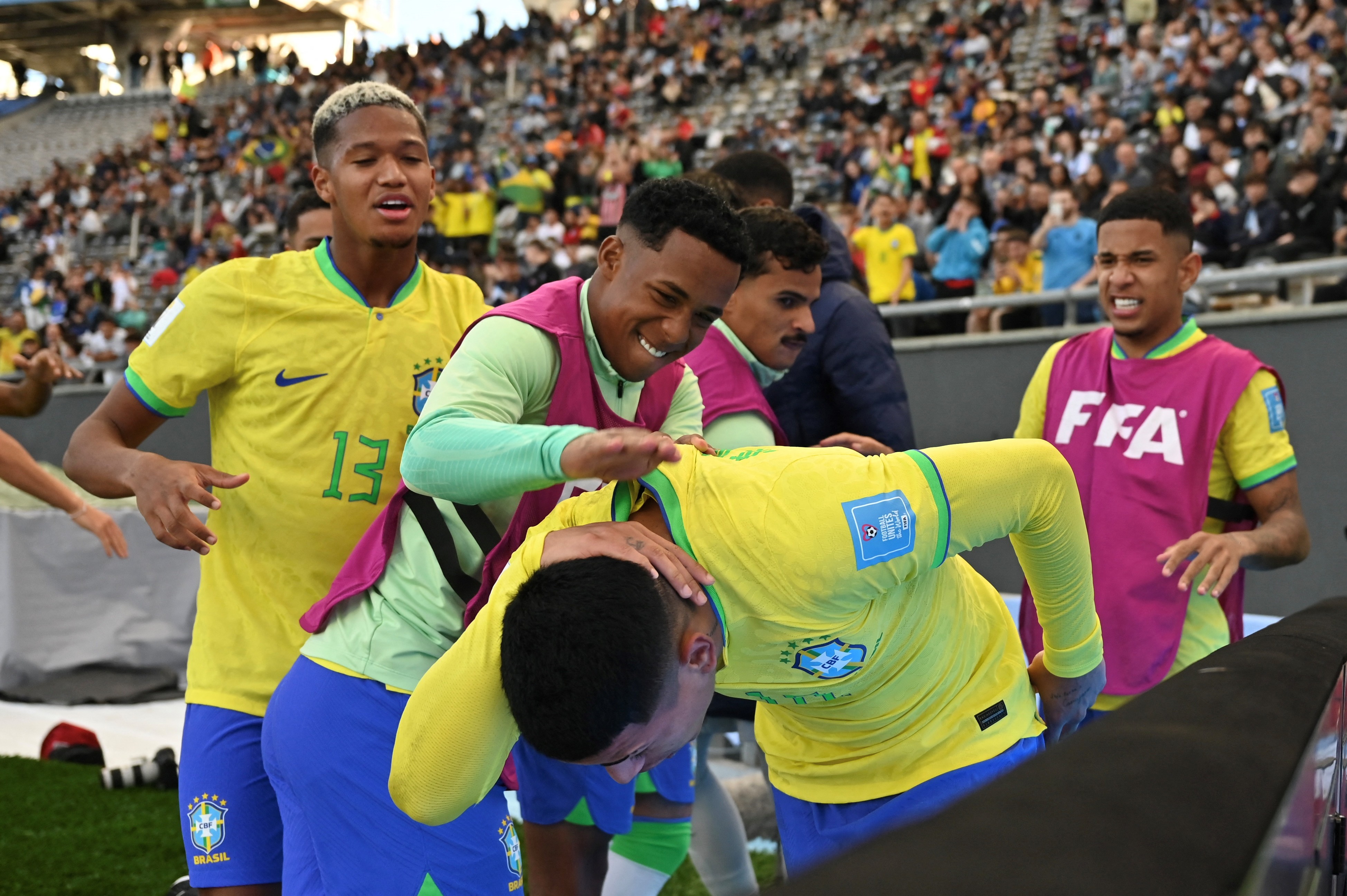 מתאוס מרטין חוגג עם שחקני נבחרת ברזיל
