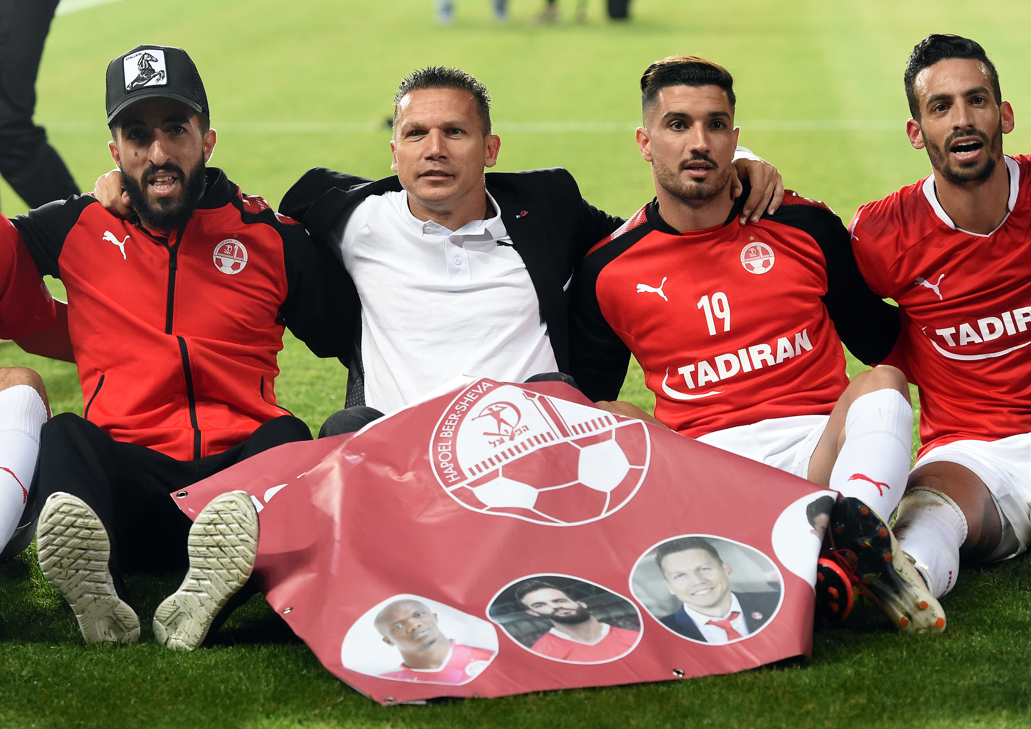 שחקני הפועל באר שבע ניב זריהן, בן ביטון, דן איינבינדר חוגגים עם ברק בכר