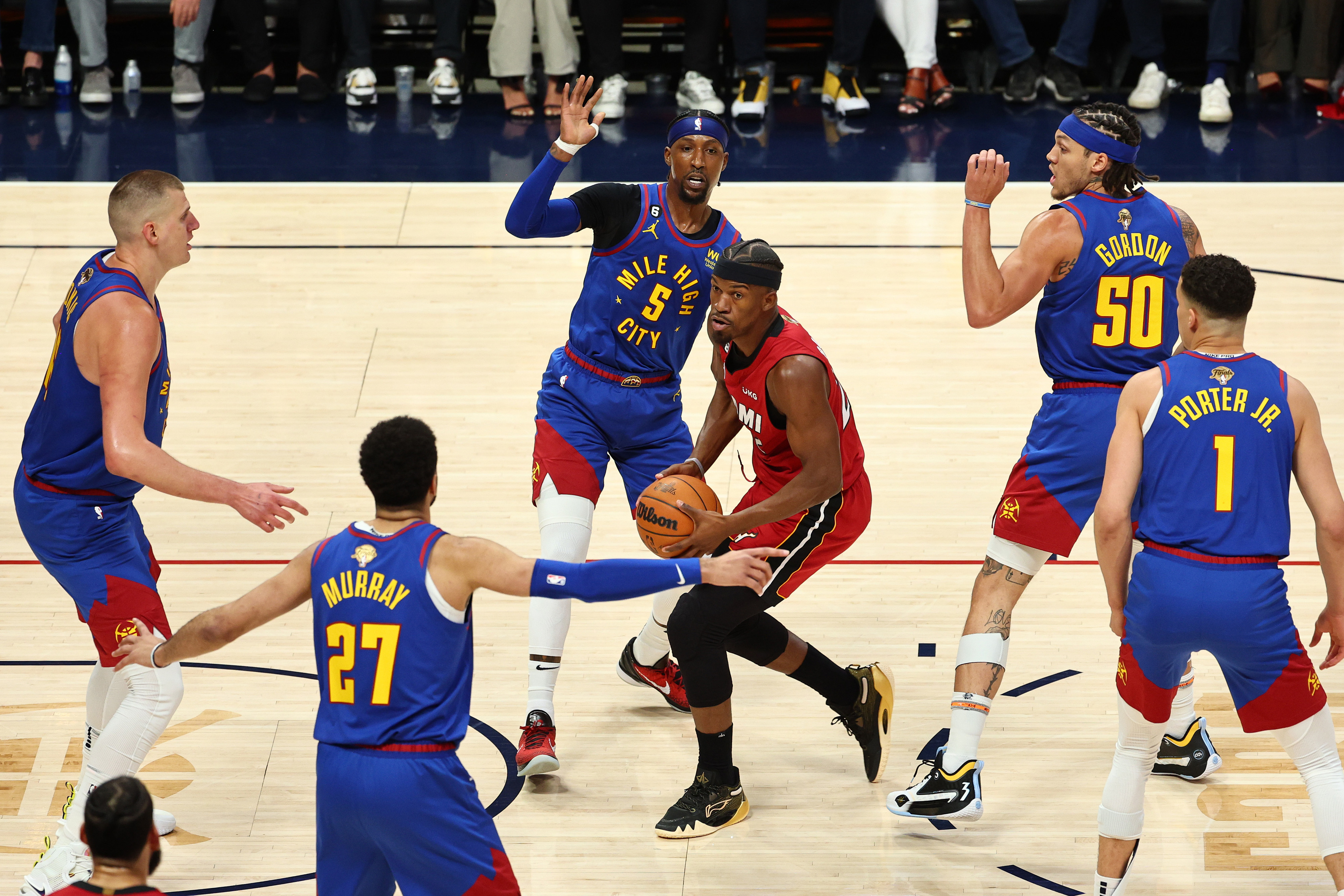 ג'ימי באטלר, מיאמי היט, מוקף בשחקני דנבר נאגטס