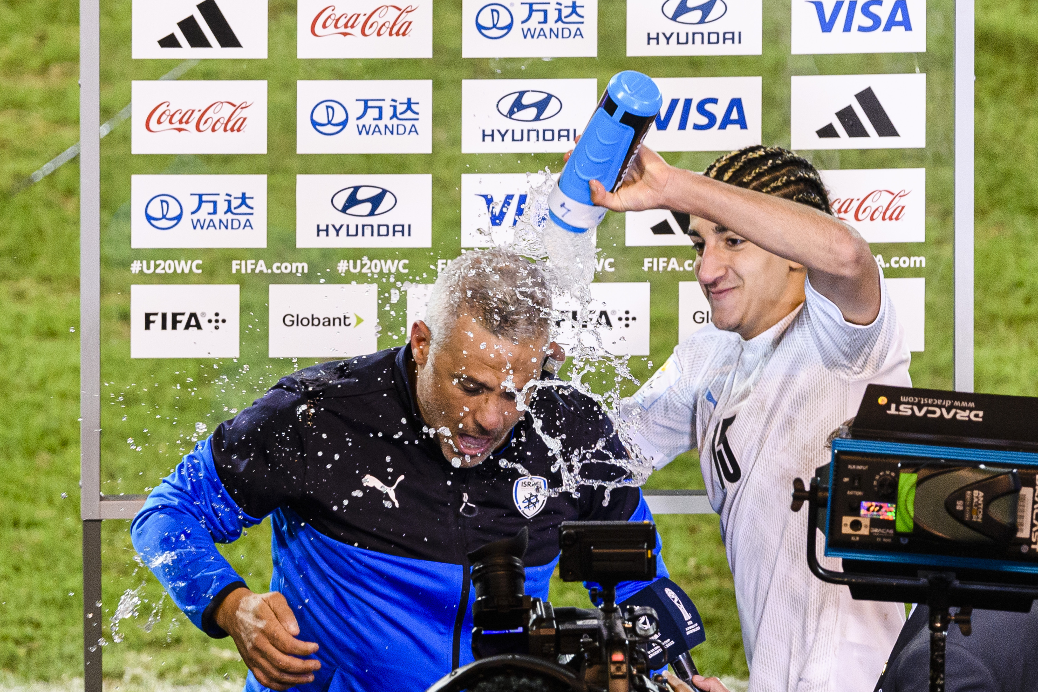 תאי עבד חוגג עם המאמן אופיר חיים, נבחרת ישראל עד גיל 20