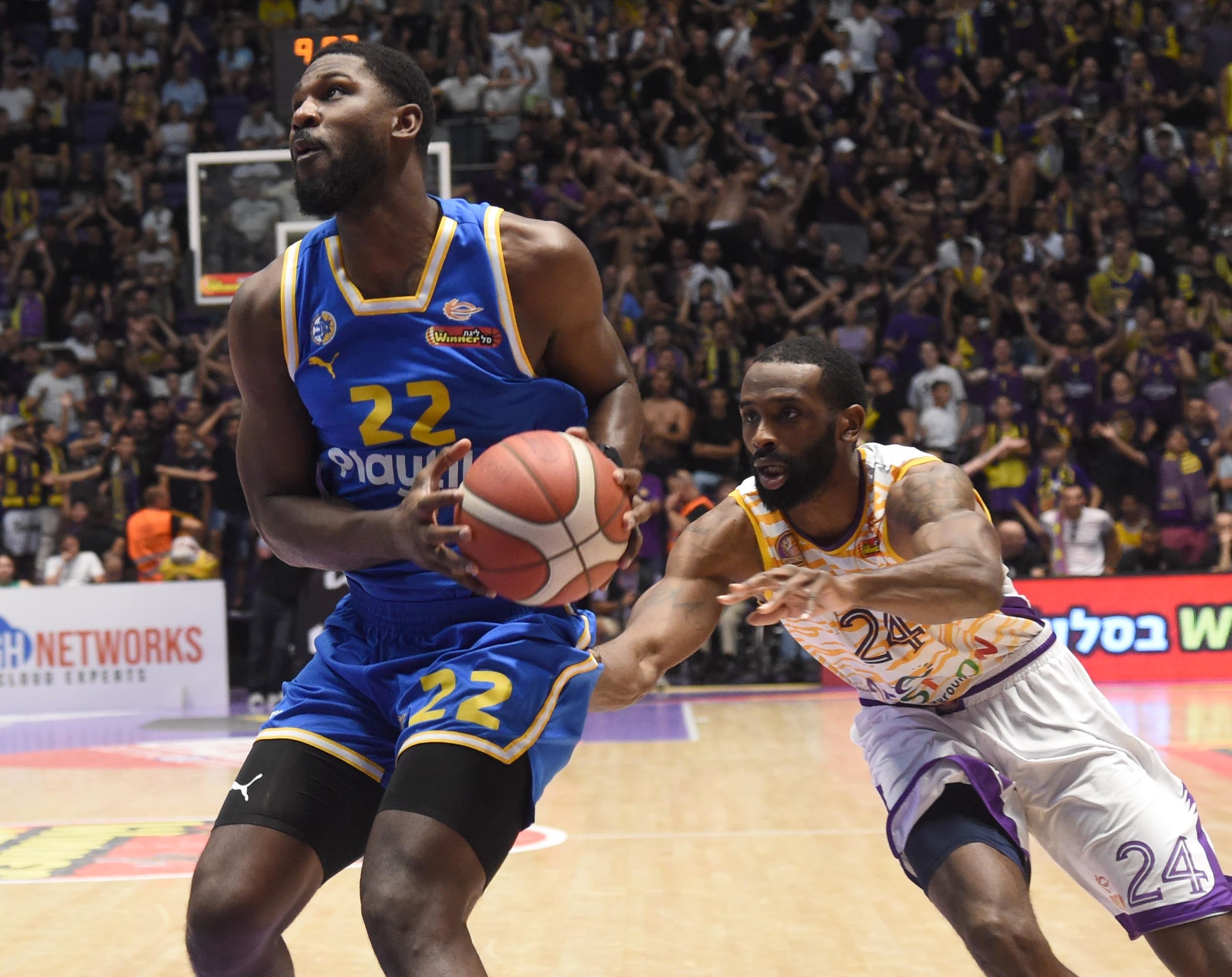 שחקן מכבי תל אביב אלכס פויתרס מול שחקן הפועל חולון מרווין ג'ונס